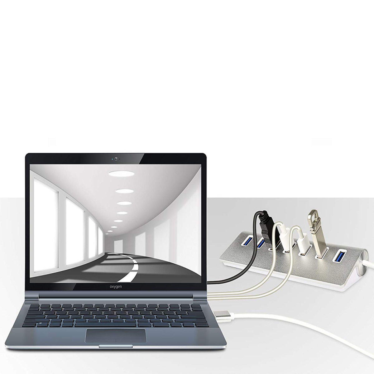 Ein Laptop ist mit einem USB-Hub mit mehreren Geräten verbunden. Der Bildschirm zeigt ein Tunnelbild.