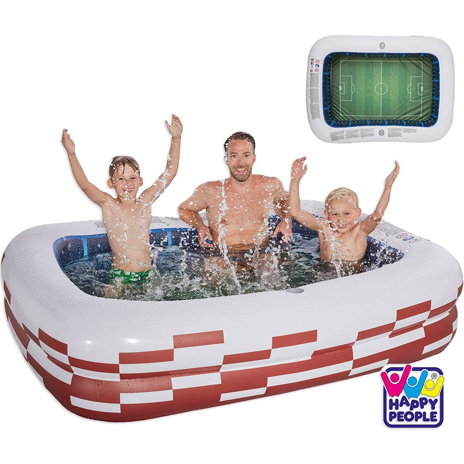Familie im aufblasbaren Pool mit Fußballfeld-Design. Happy People-Logo in der Ecke.
