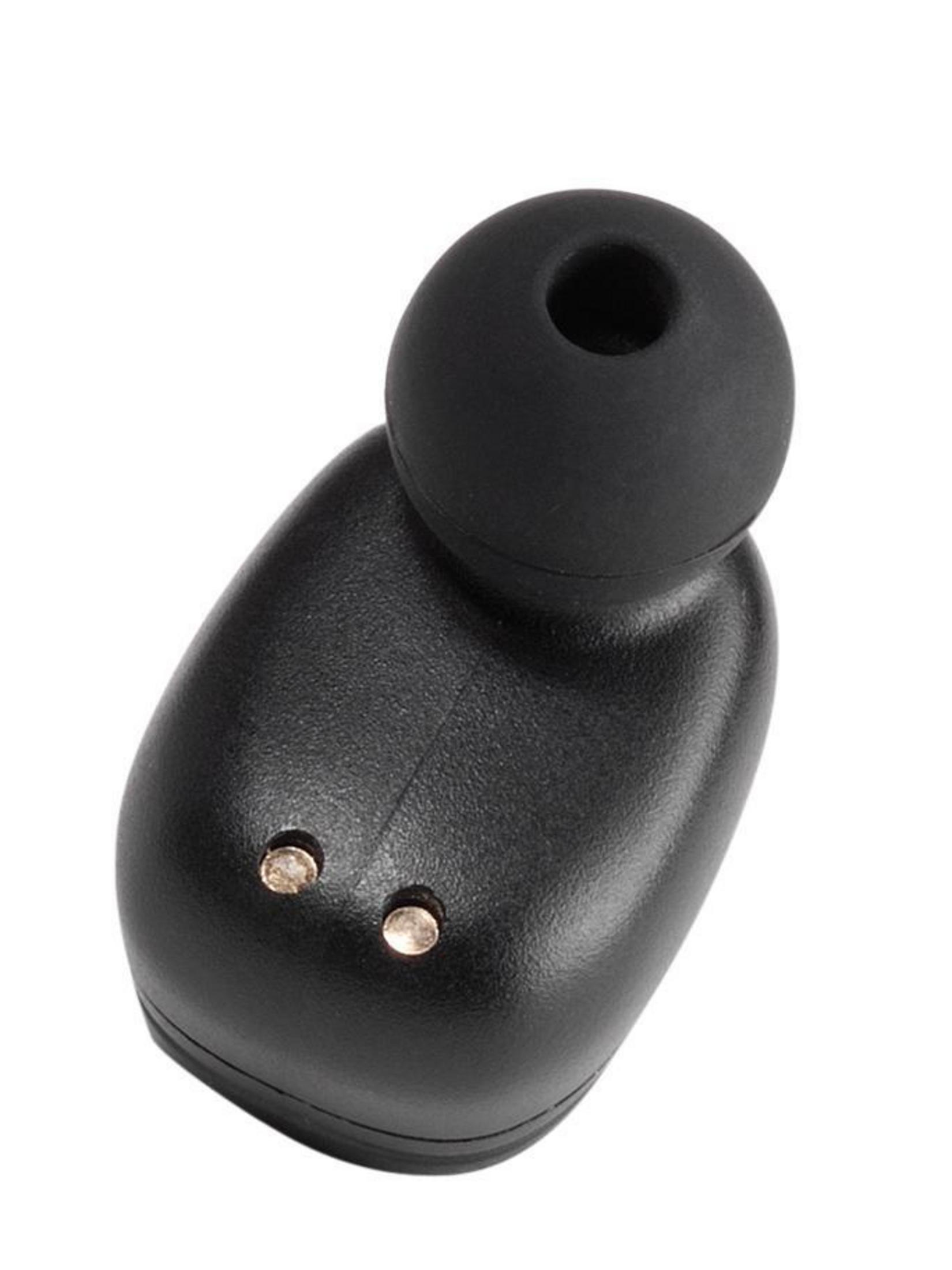 Un auricular inalámbrico negro. El auricular es pequeño y tiene forma redondeada.