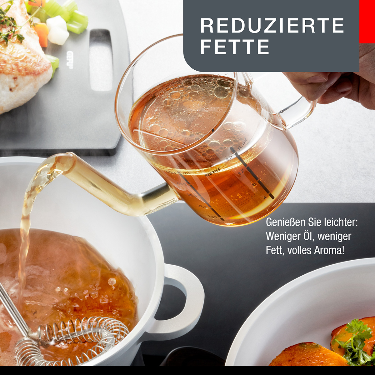 Eine Person gießt Flüssigkeit aus einem Messbecher in einen Topf. Essen ist sichtbar.