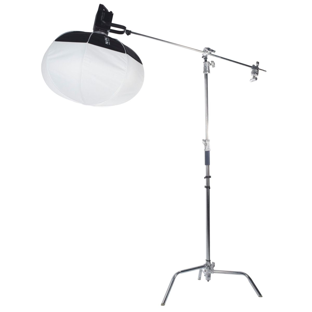 Supporto da studio in metallo con un grande diffusore rotondo bianco e nero su un braccio.