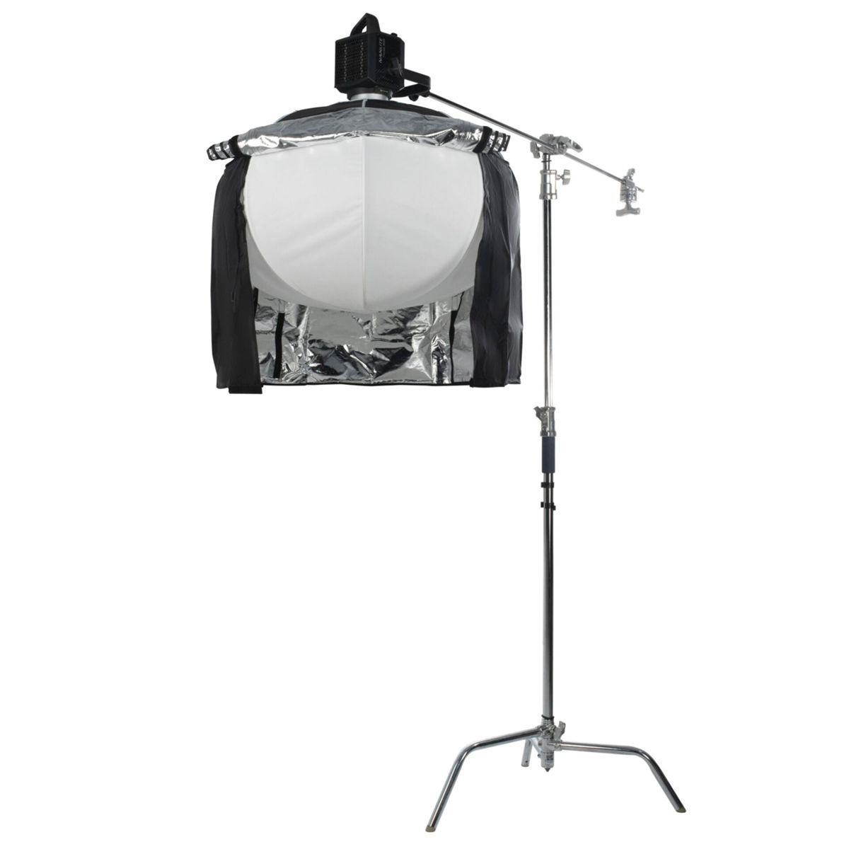 Una grande luce da studio con diffusore bianco e interno argentato su supporto in metallo.