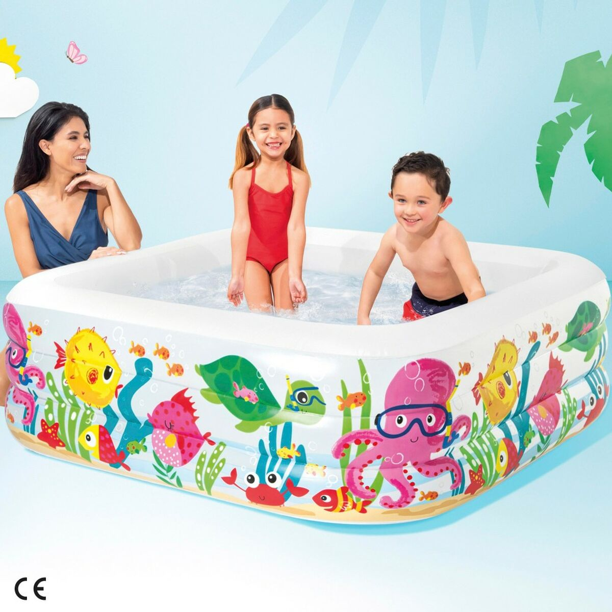 Drei Kinder und eine Frau spielen in einem bunten aufblasbaren Pool mit Meerestieren.