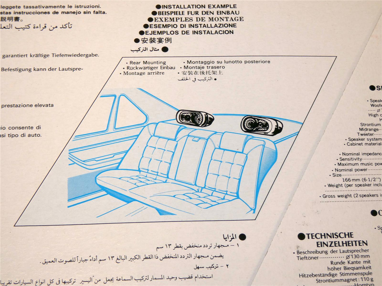 Schéma de la banquette arrière d'une voiture avec des haut-parleurs. Texte en plusieurs langues.