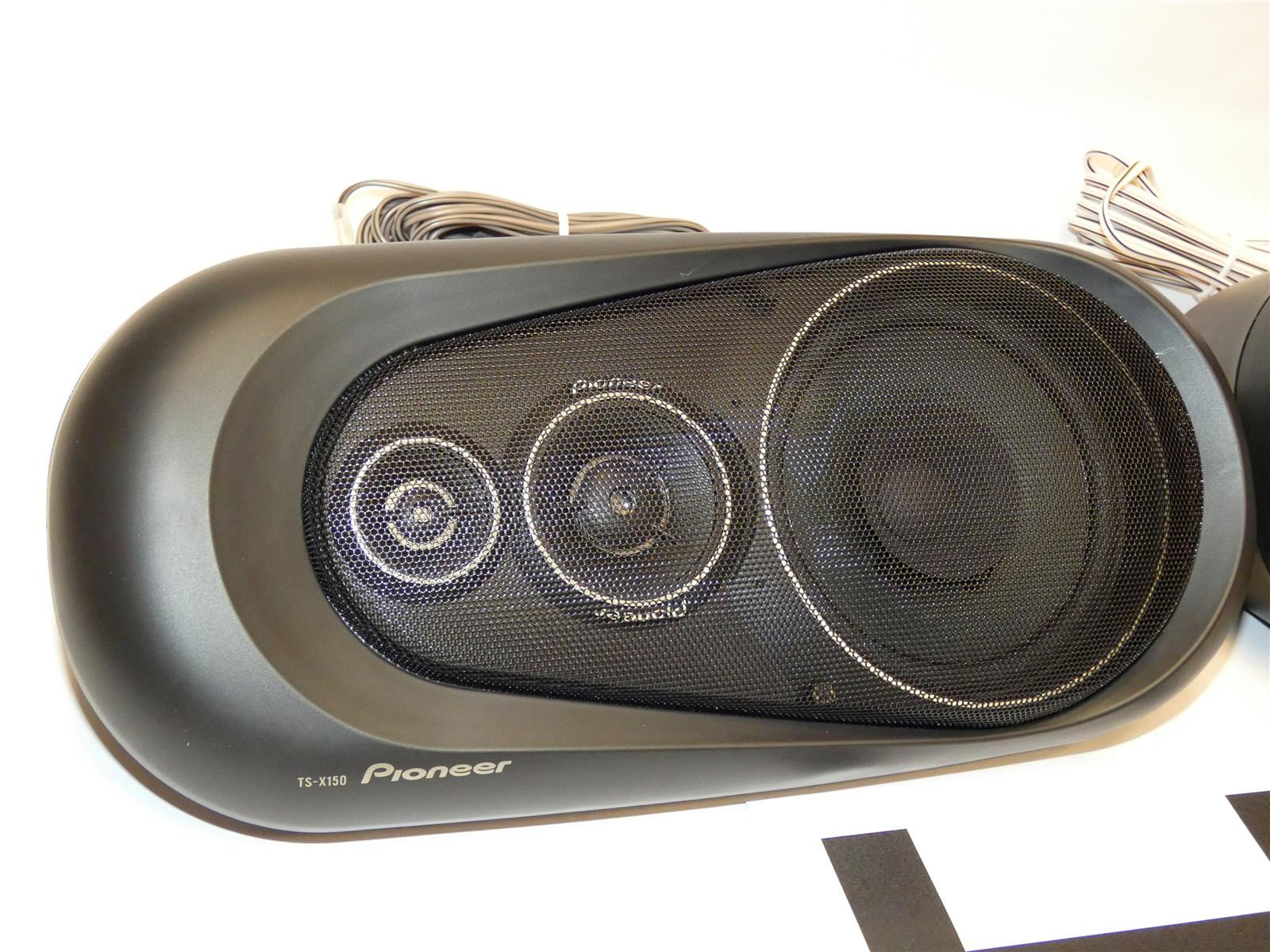 Haut-parleurs noirs ovales avec façade en mesh. Marque Pioneer. Fond blanc.