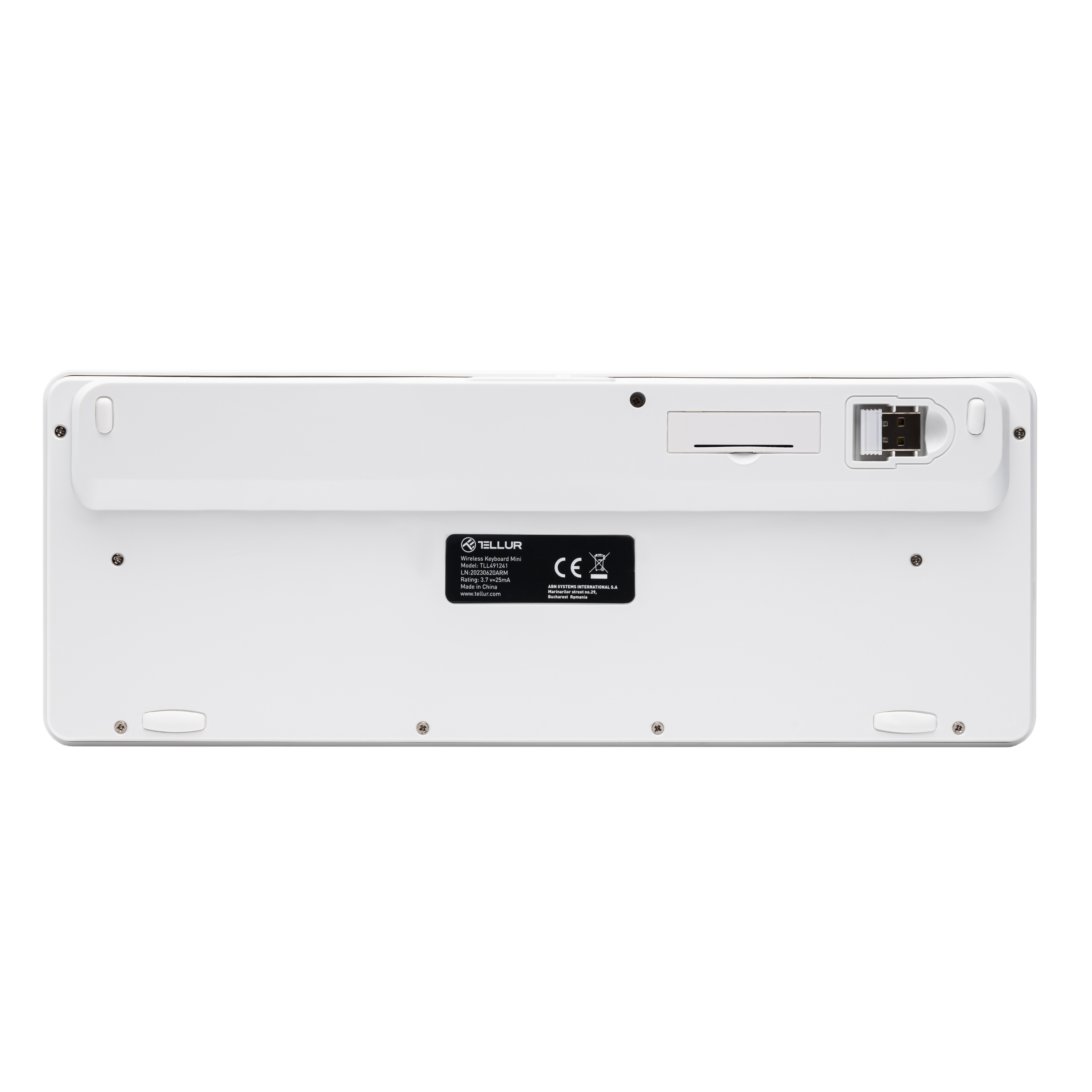 Biały spód klawiatury z logo, etykietami i portem USB. Śruby mocują panel.