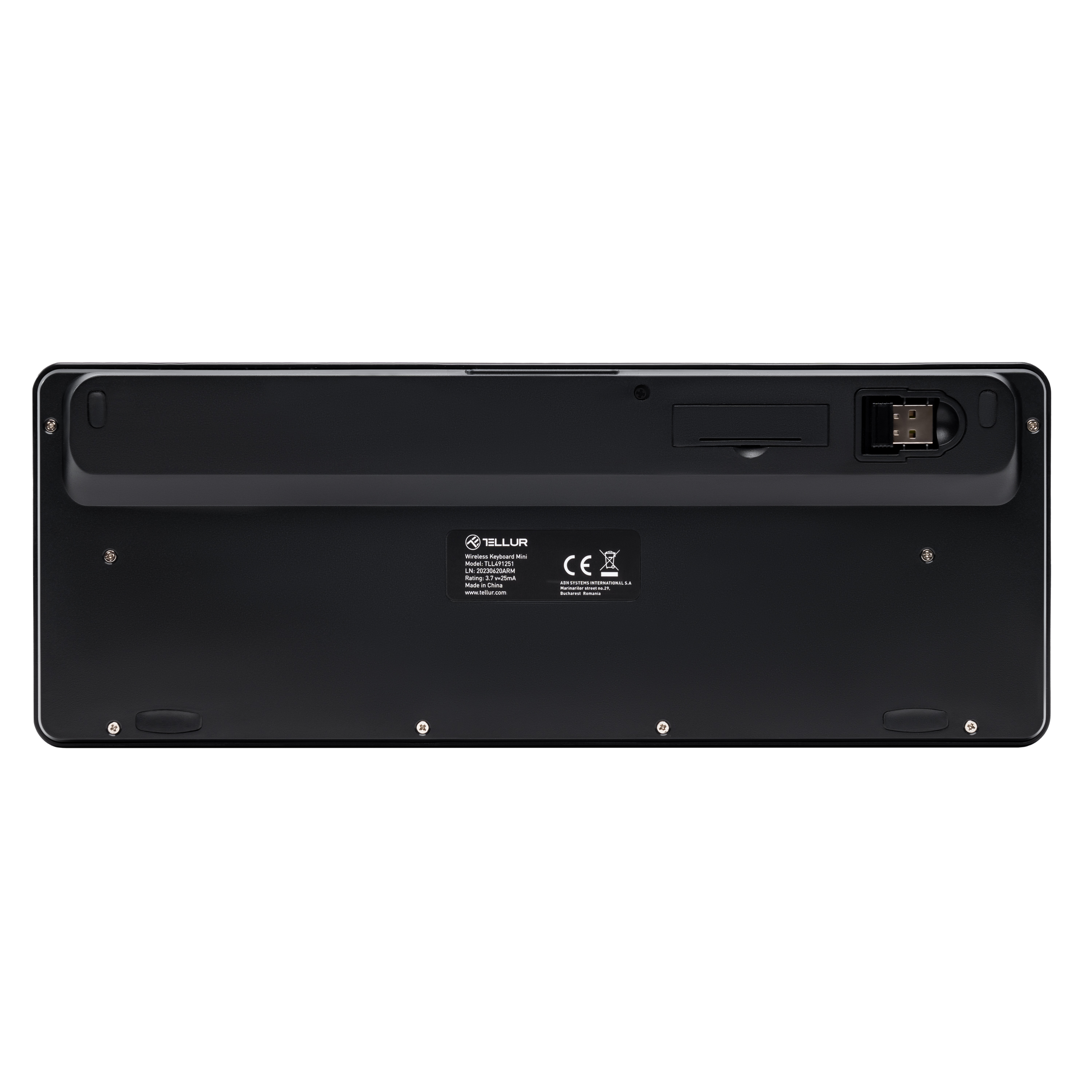 Czarna klawiatura z portem USB. Widok od spodu pokazuje etykiety i certyfikaty z tyłu urządzenia.