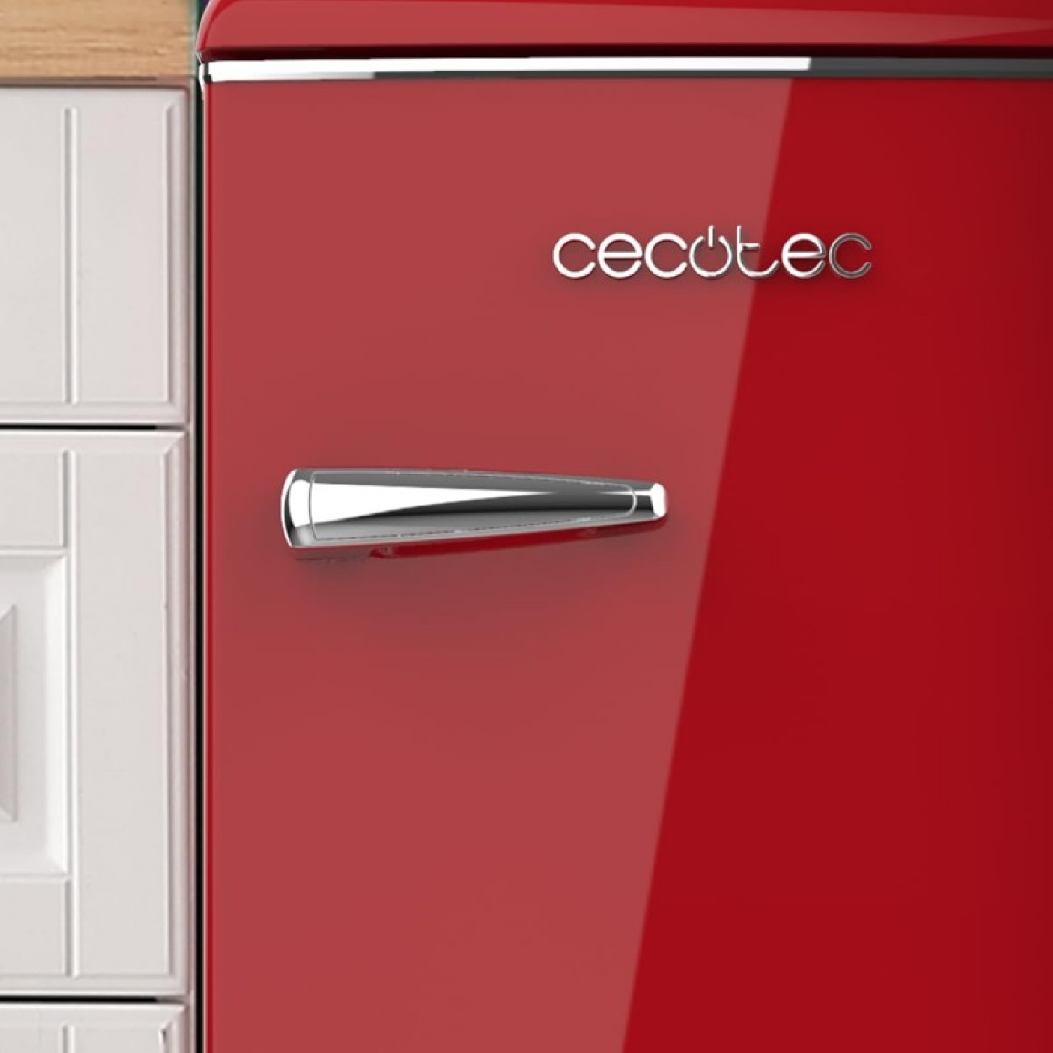 Frigorifero rosso con maniglia argentata, logo CECotec e armadi bianchi.