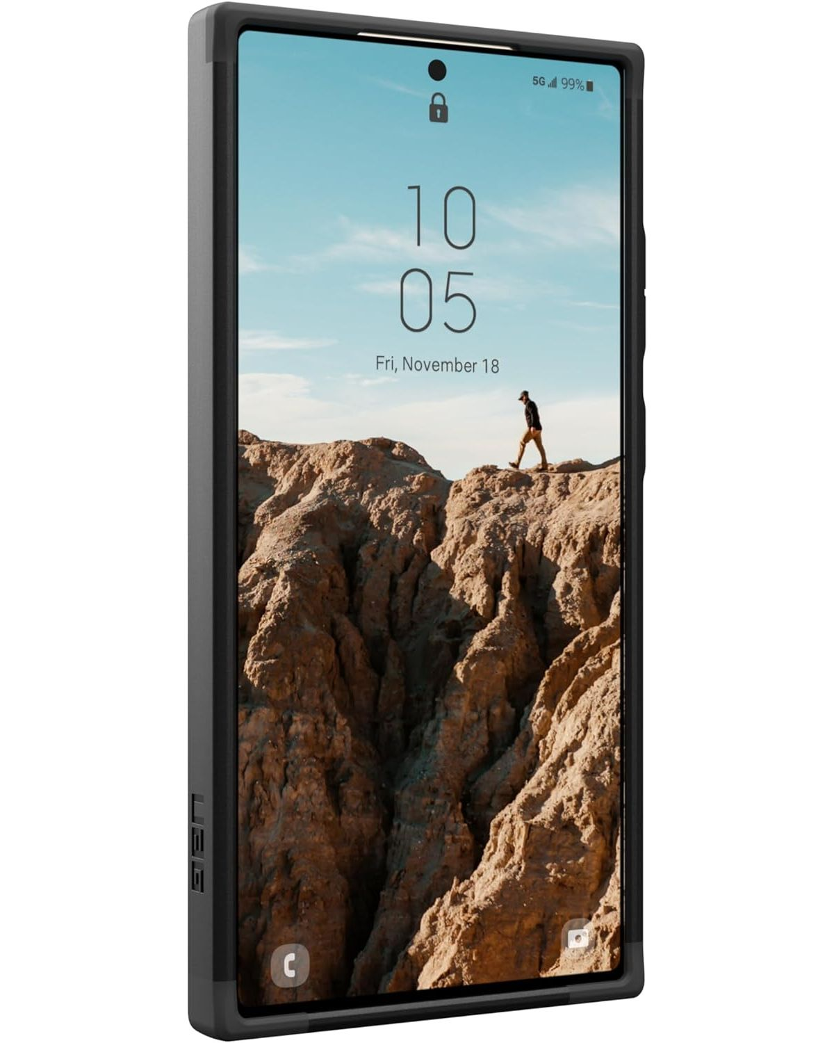 Smartfon w etui ochronnym, z krajobrazem na ekranie. Osoba idzie po górze.