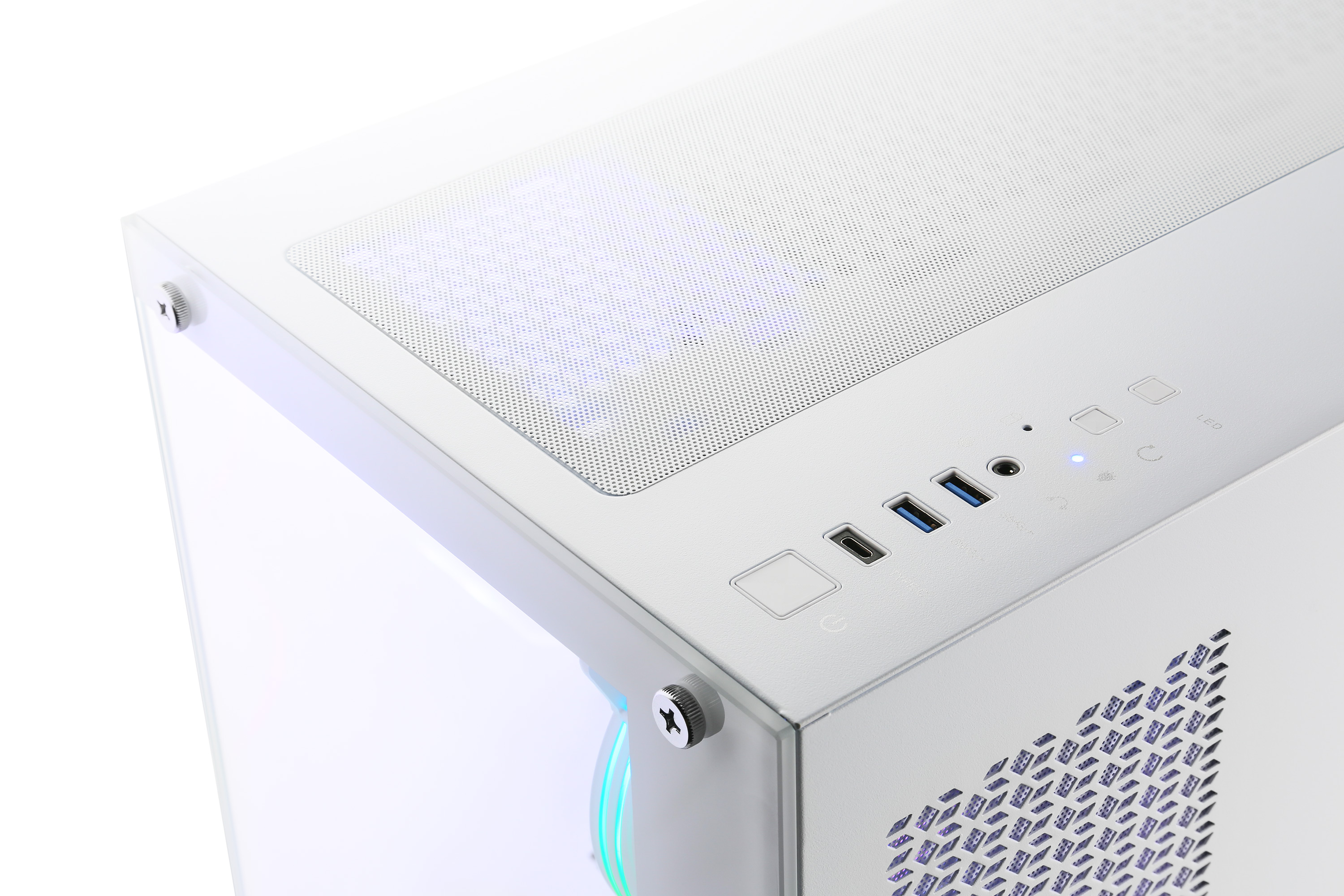 Weißes PC-Gehäuse mit Glas-Seitenwand, Anschlüssen und LED-Leuchten. Oberseite hat ein Gitter.