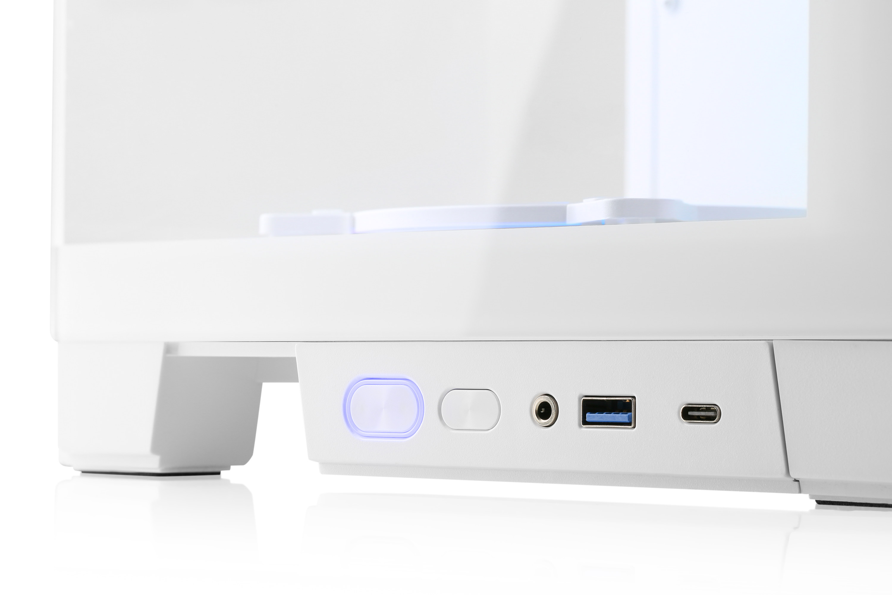 Weißes elektronisches Gerät mit verschiedenen Anschlüssen, darunter USB, und einem Einschaltknopf.