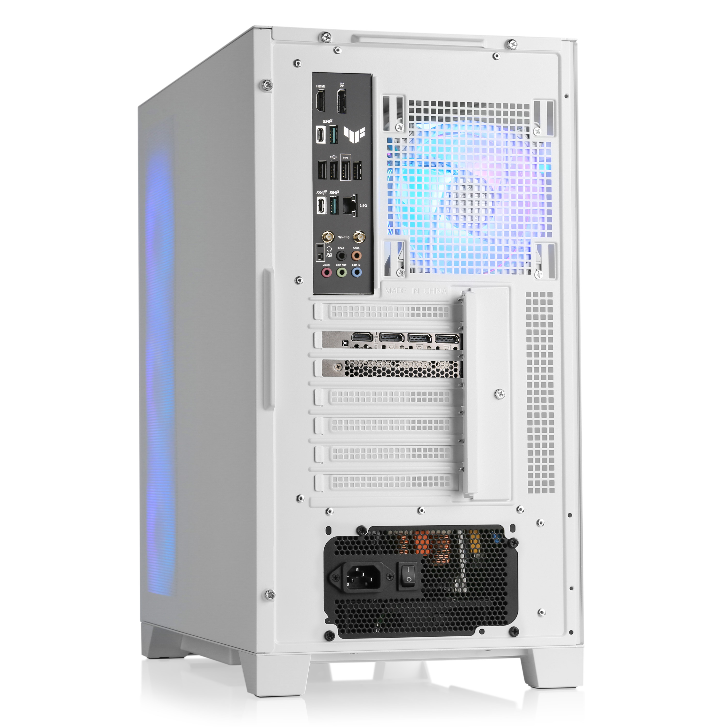 Die Rückseite eines weißen Computergehäuses mit mehreren Anschlüssen und einem Netzteil.