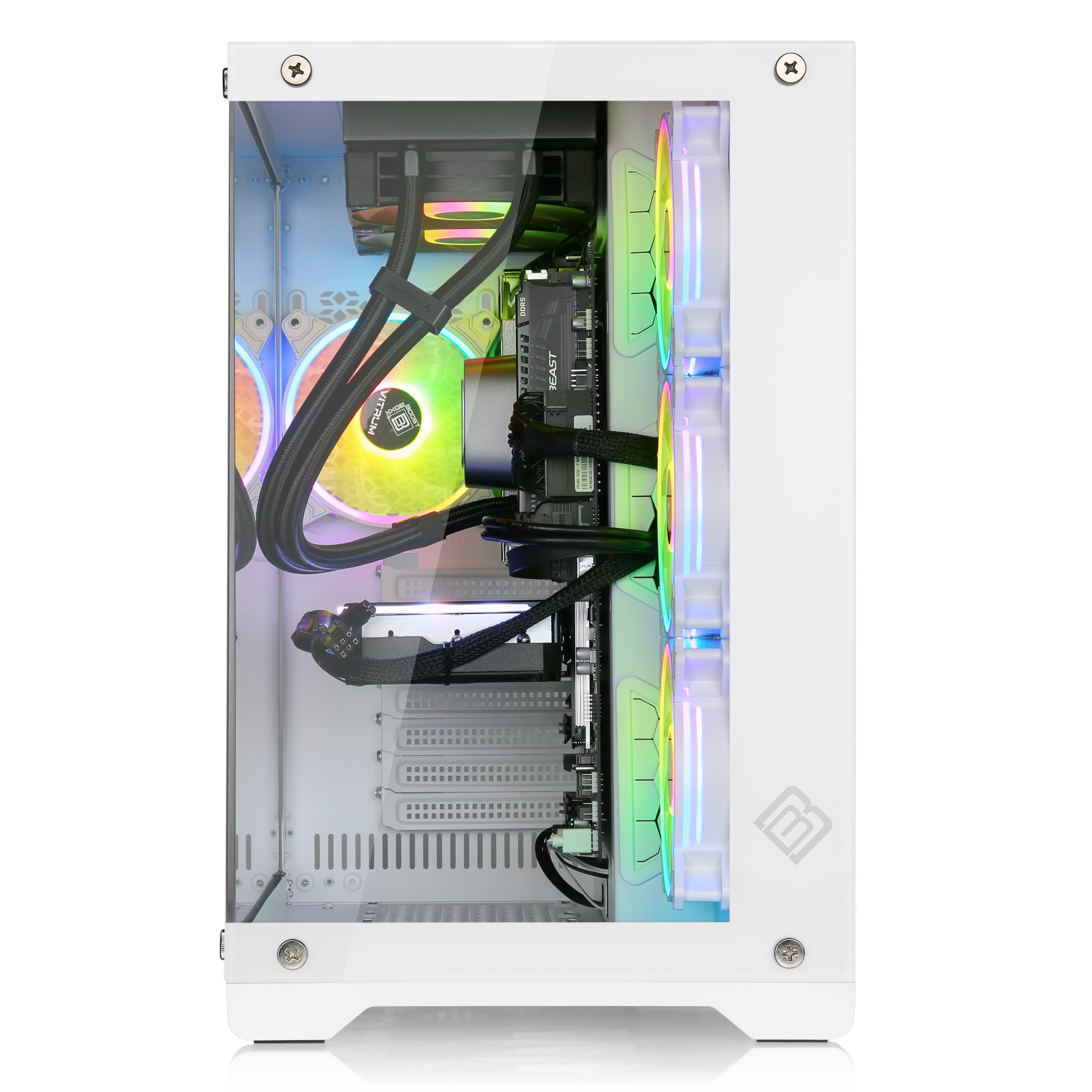 Weißes Computergehäuse mit sichtbaren Komponenten, beleuchtet.
