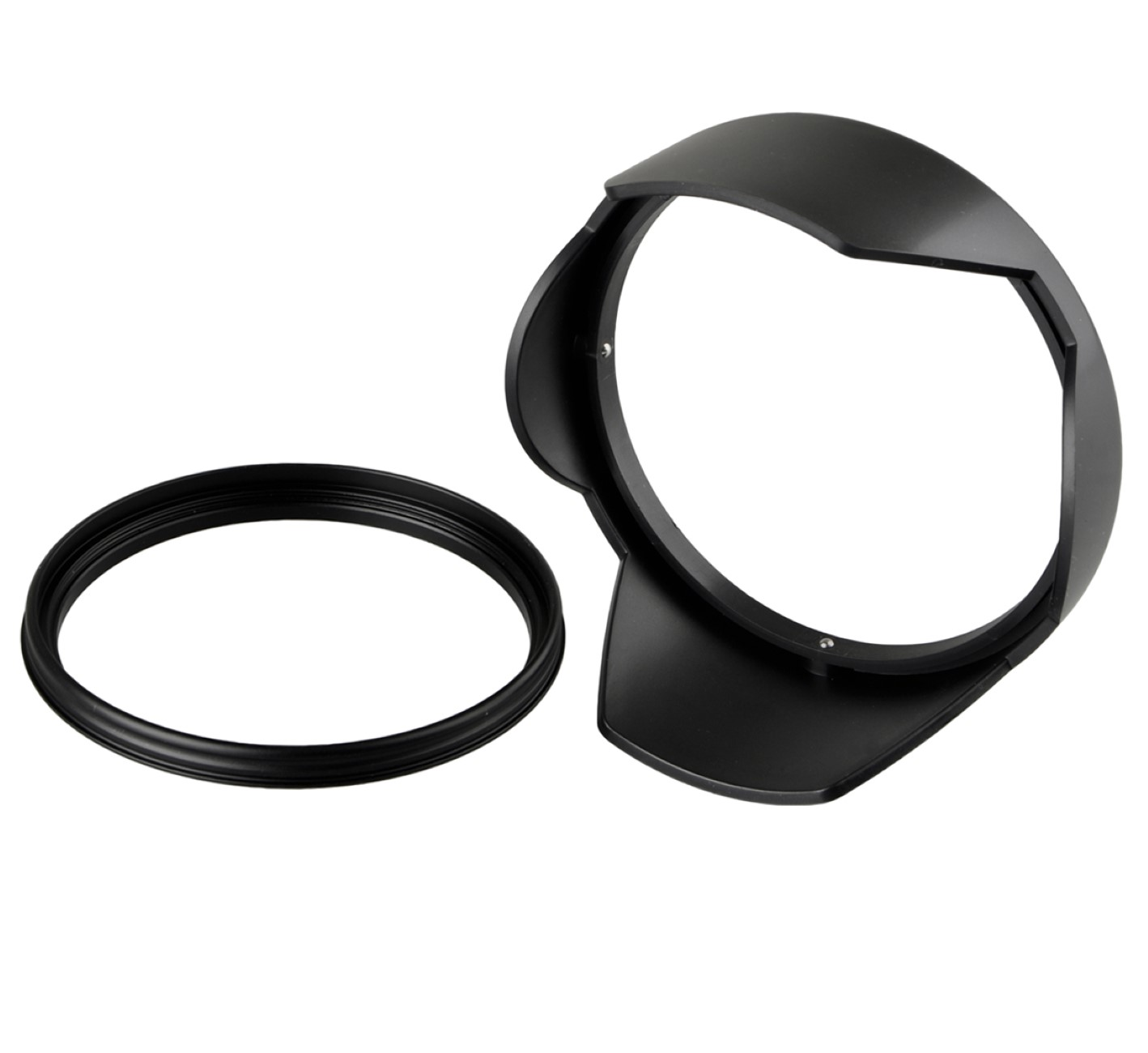 Schwarze Gegenlichtblende und ein schwarzer Objektivring, beides vor weißem Hintergrund.