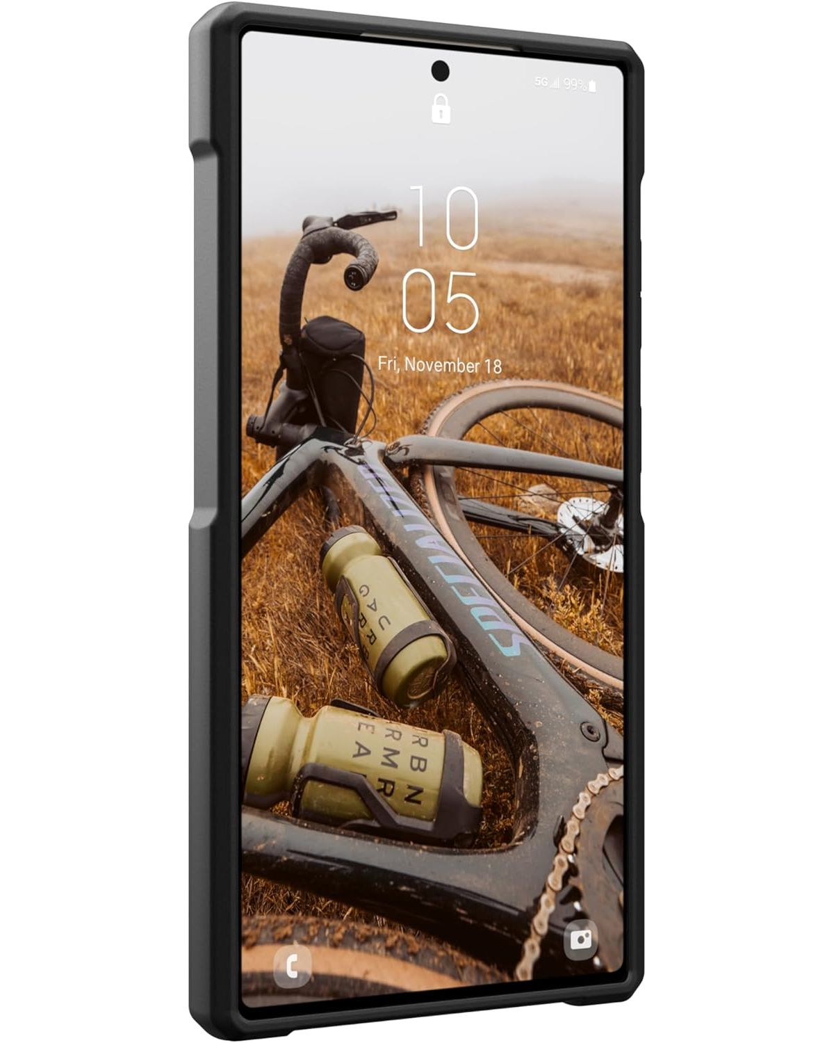 Een telefoon met hoesje, met een fiets op het scherm, met een vage achtergrond.