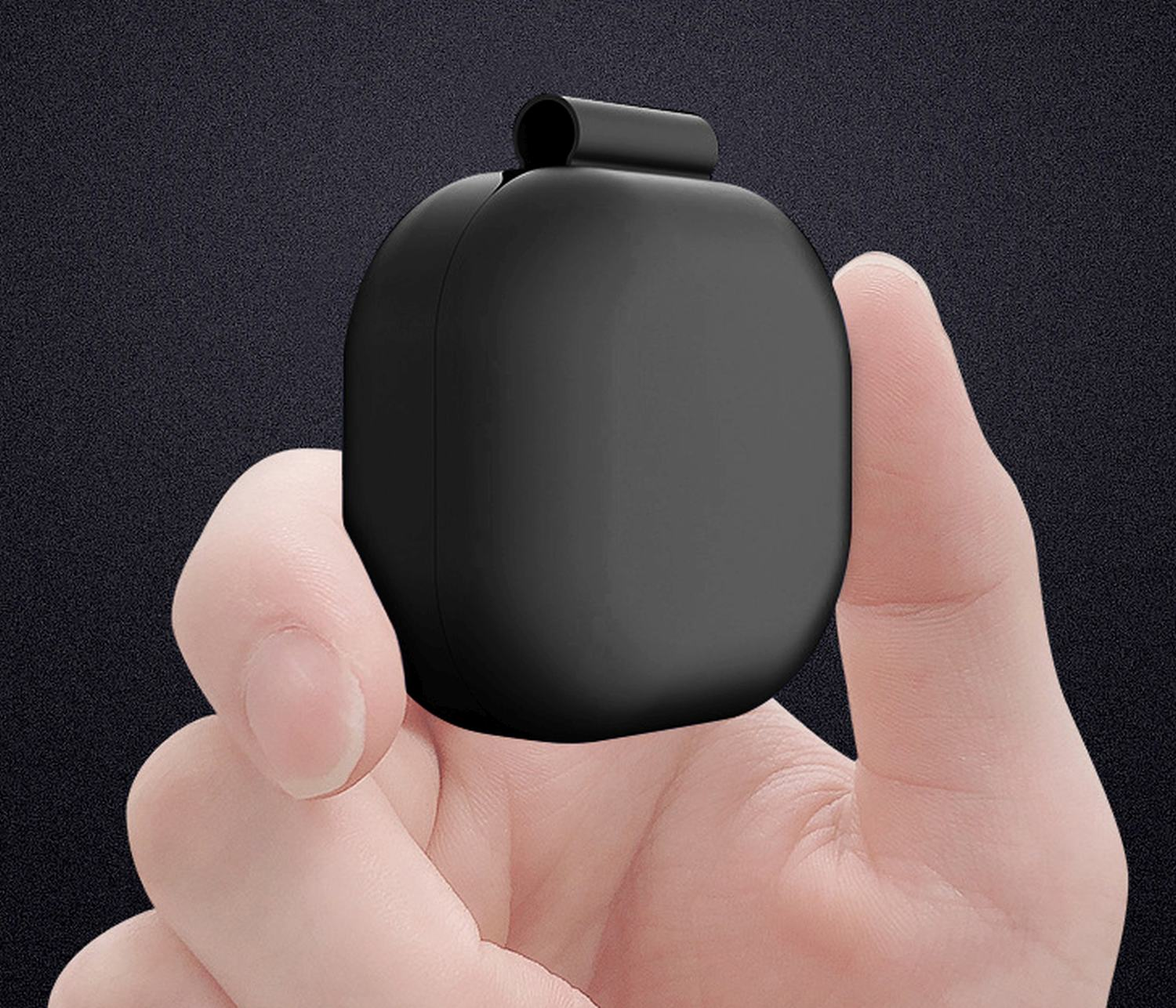 Ein schwarzes, oval geformtes Gerät, das in der Hand einer Person gehalten wird. Es hat oben eine kleine Schlaufe.