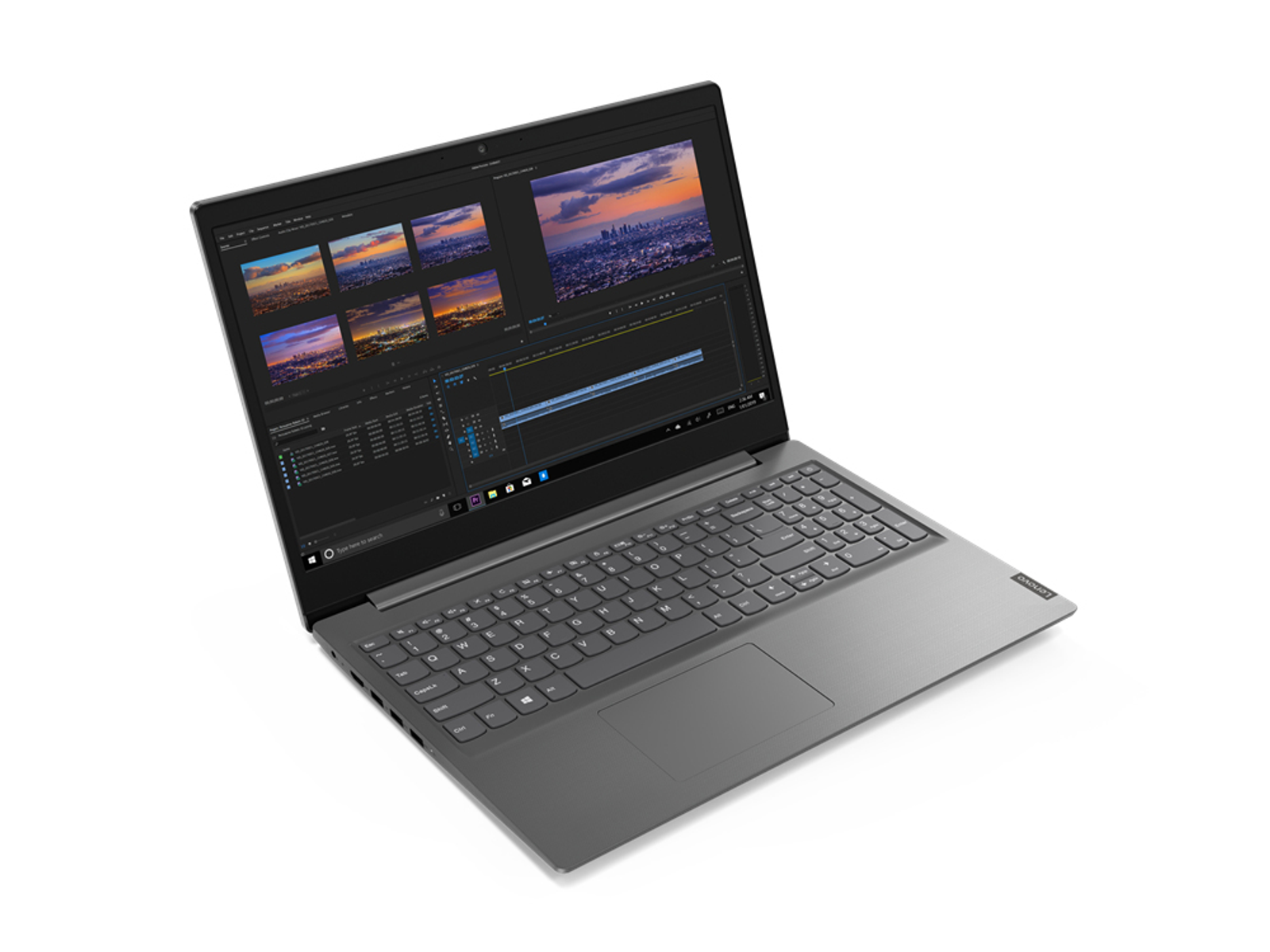 Un laptop grigio aperto su una superficie bianca. Lo schermo mostra un'interfaccia di editing video.