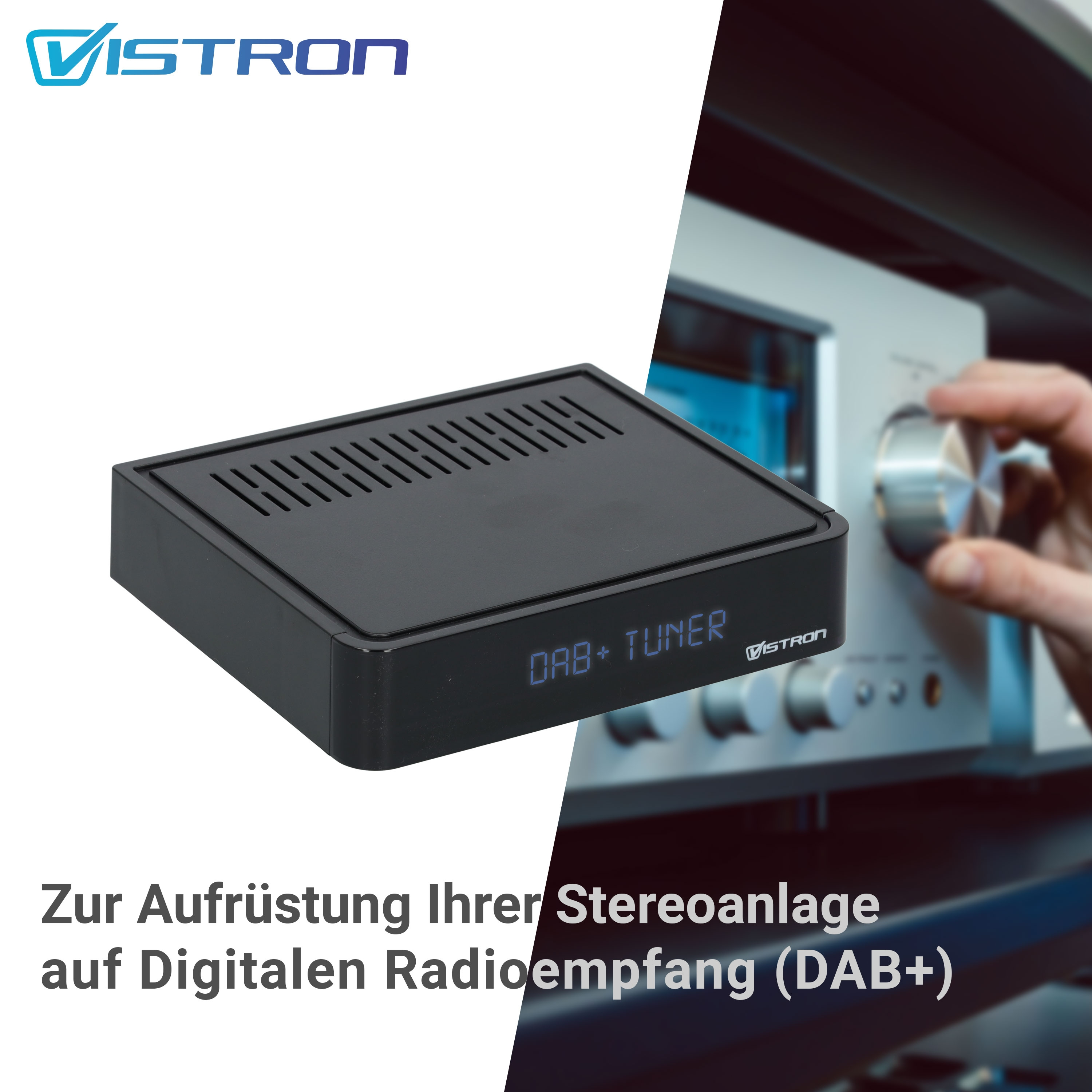 Ein schwarzer digitaler Radioempfänger. Im Hintergrund stellt ein Mann die Lautstärke eines Stereos ein.