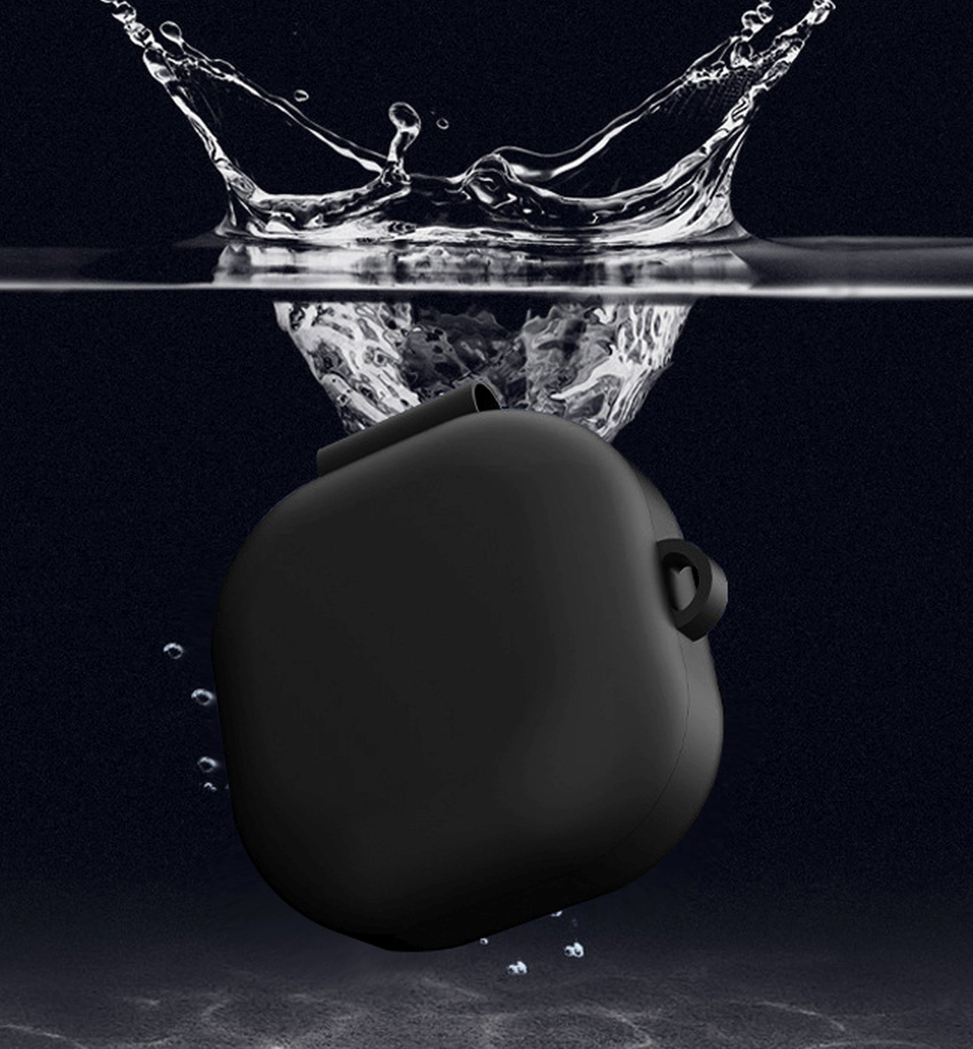 Ein schwarzes, abgerundetes Objekt ist in Wasser getaucht. Ein Wasserspritzer befindet sich über dem Objekt.