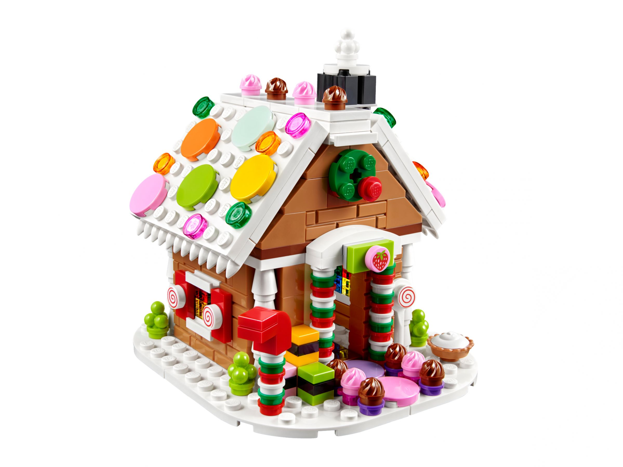 Ein Lego-Lebkuchenhaus, braun mit weißen Verzierungen, bunten Süßigkeiten und einem Schornstein.