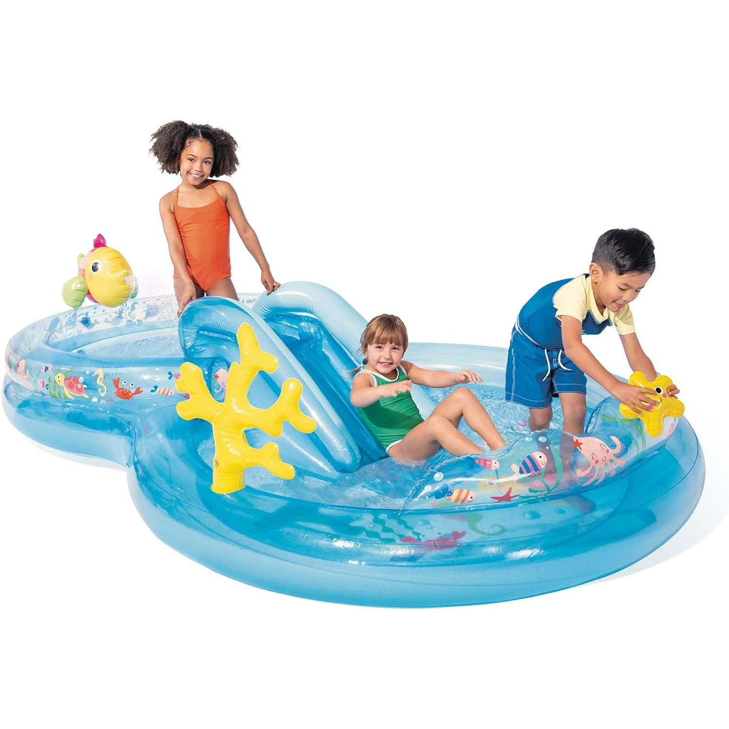 Kinder spielen in einem blauen aufblasbaren Pool mit Rutsche und Spielzeug.