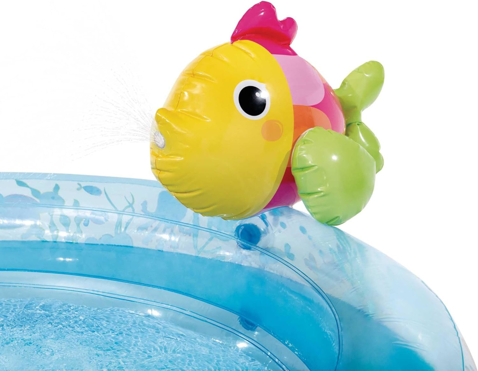 Ein aufblasbarer Pool mit einem gelben Fischsprinkler. Das Wasser ist blau. Weißer Hintergrund.
