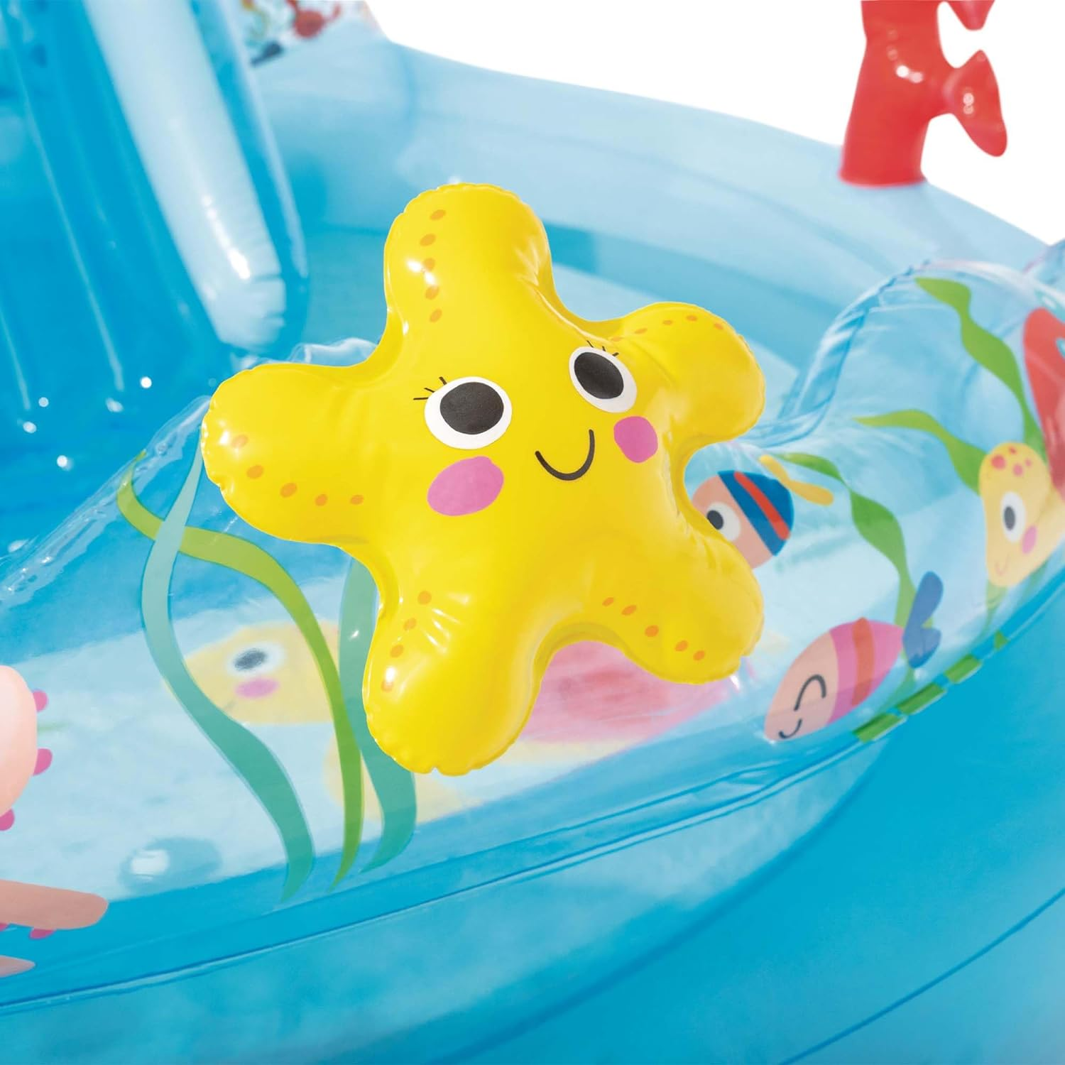 Gelber Seestern in einem blauen Pool. Aufblasbarer Pool mit Cartoonfiguren.