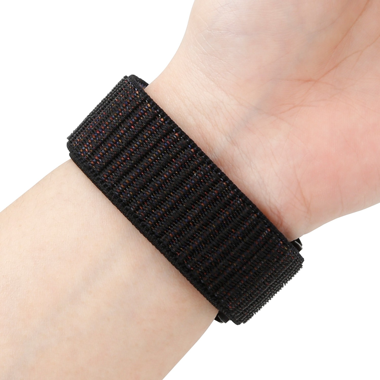 Das Handgelenk einer Person, das einen schwarzen und strukturierten Uhrenarmband trägt.