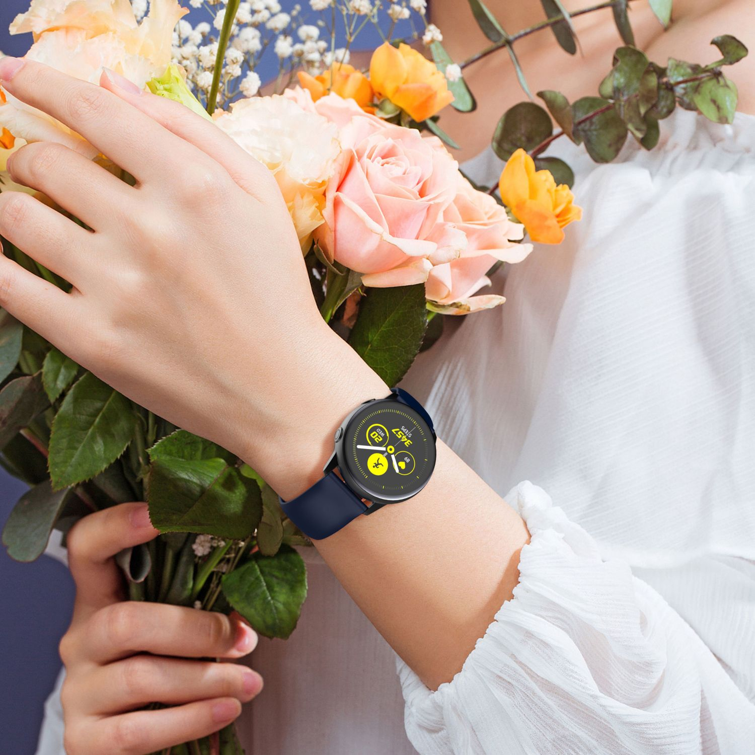 Eine Person hält Blumen und trägt eine Smartwatch.