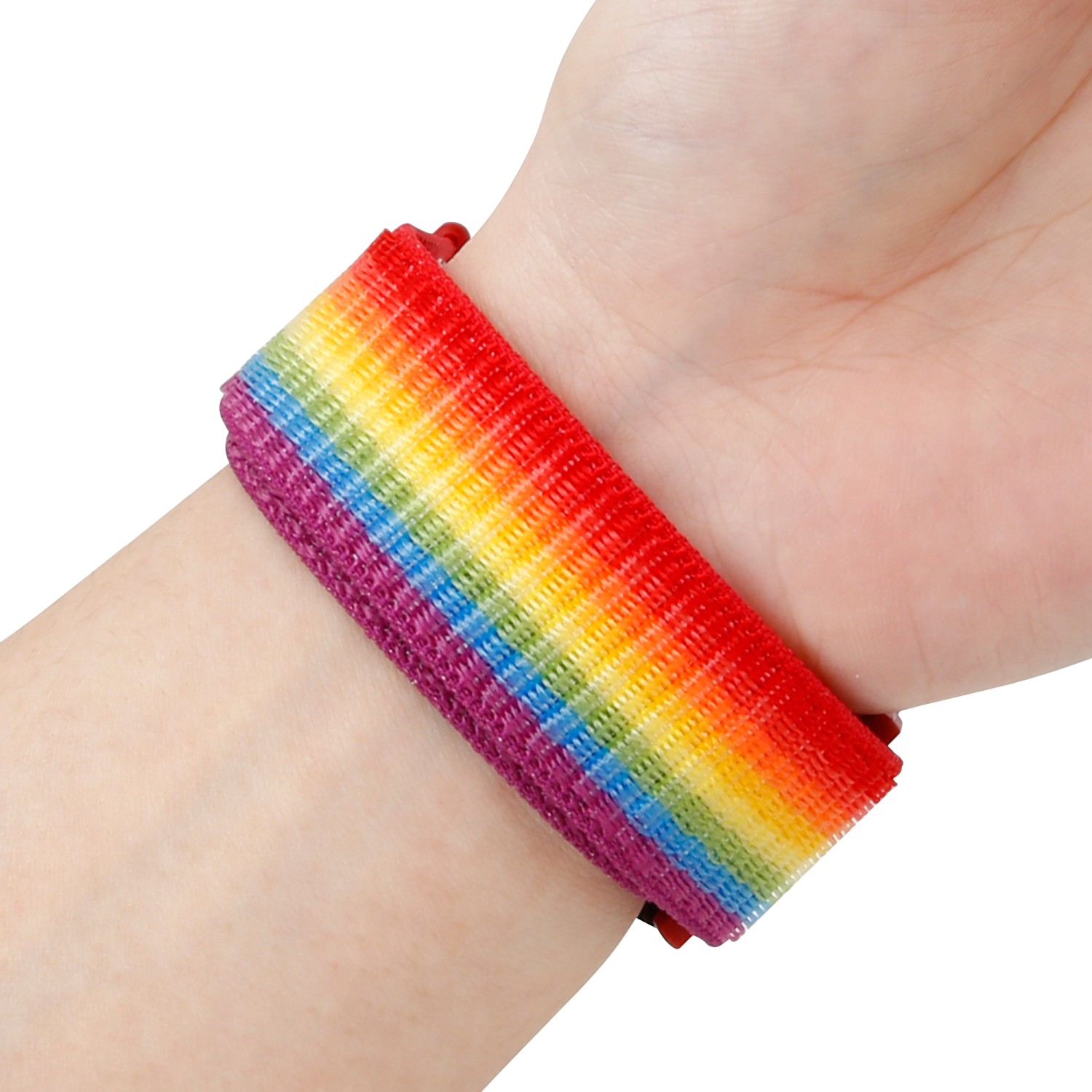 Handgelenk mit buntem Regenbogen-Armband. Farben sind rot, orange, gelb, grün, blau und lila.