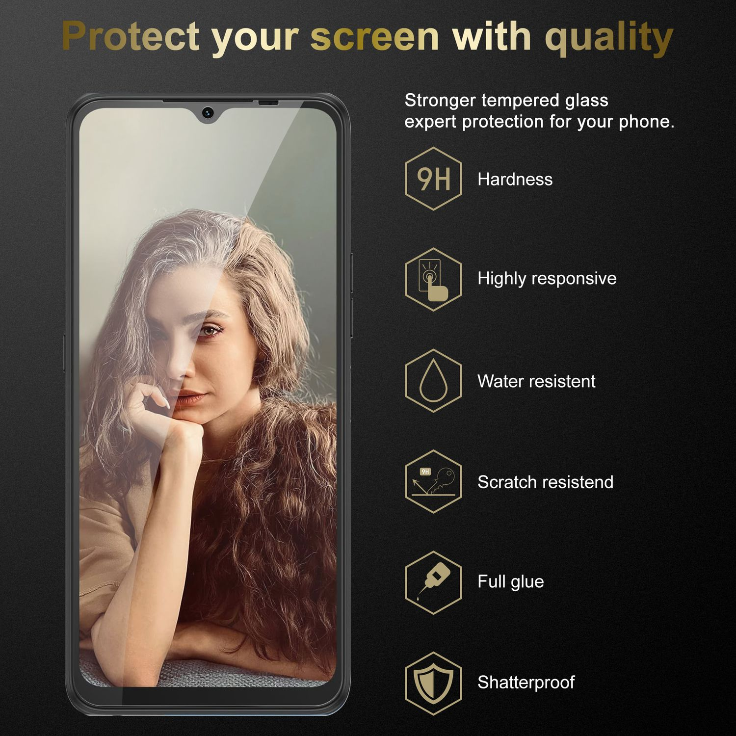 Donna tiene telefono con protezione schermo. Caratteristiche: durezza, reattività, resistente all'acqua, ai graffi.