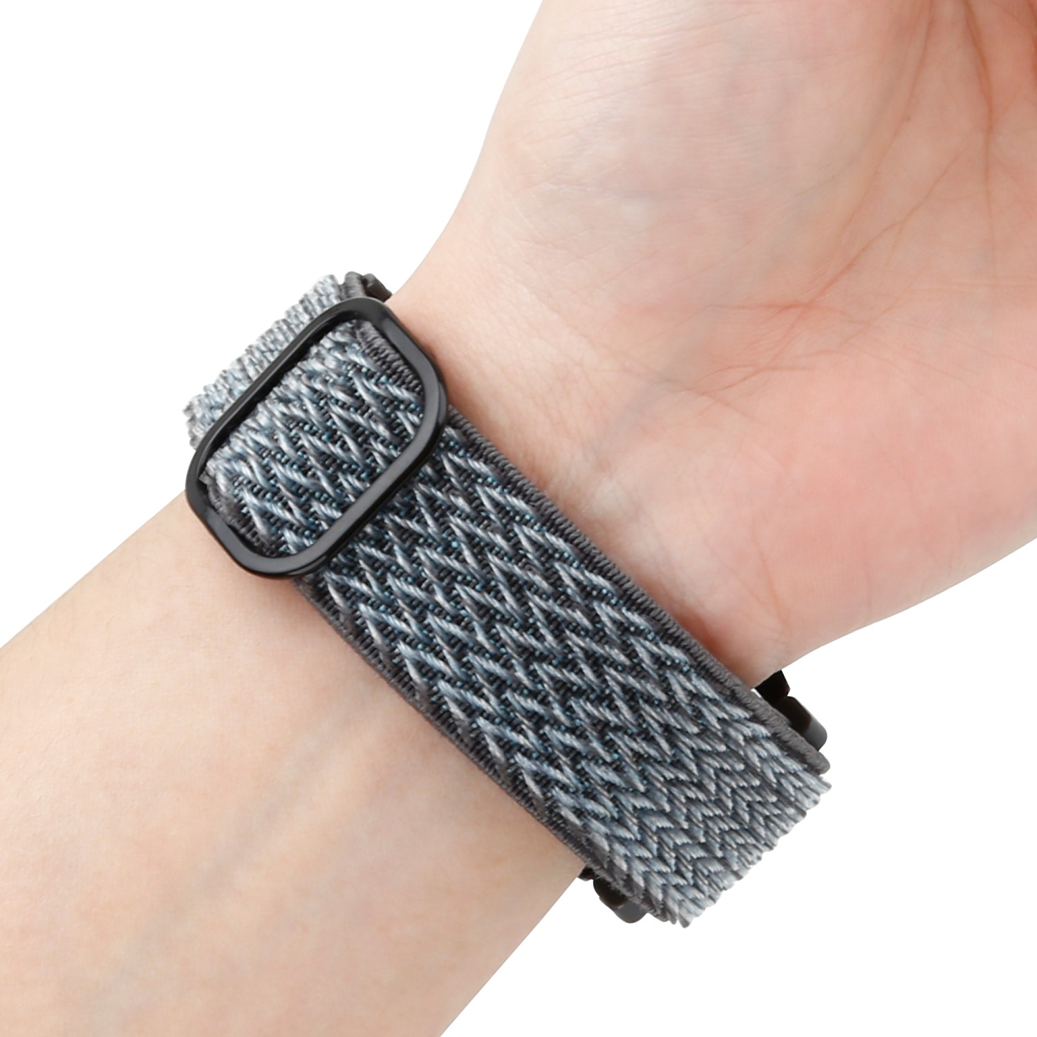 Handgelenk mit grau-weiß gemustertem Uhrenarmband mit schwarzer Schnalle.