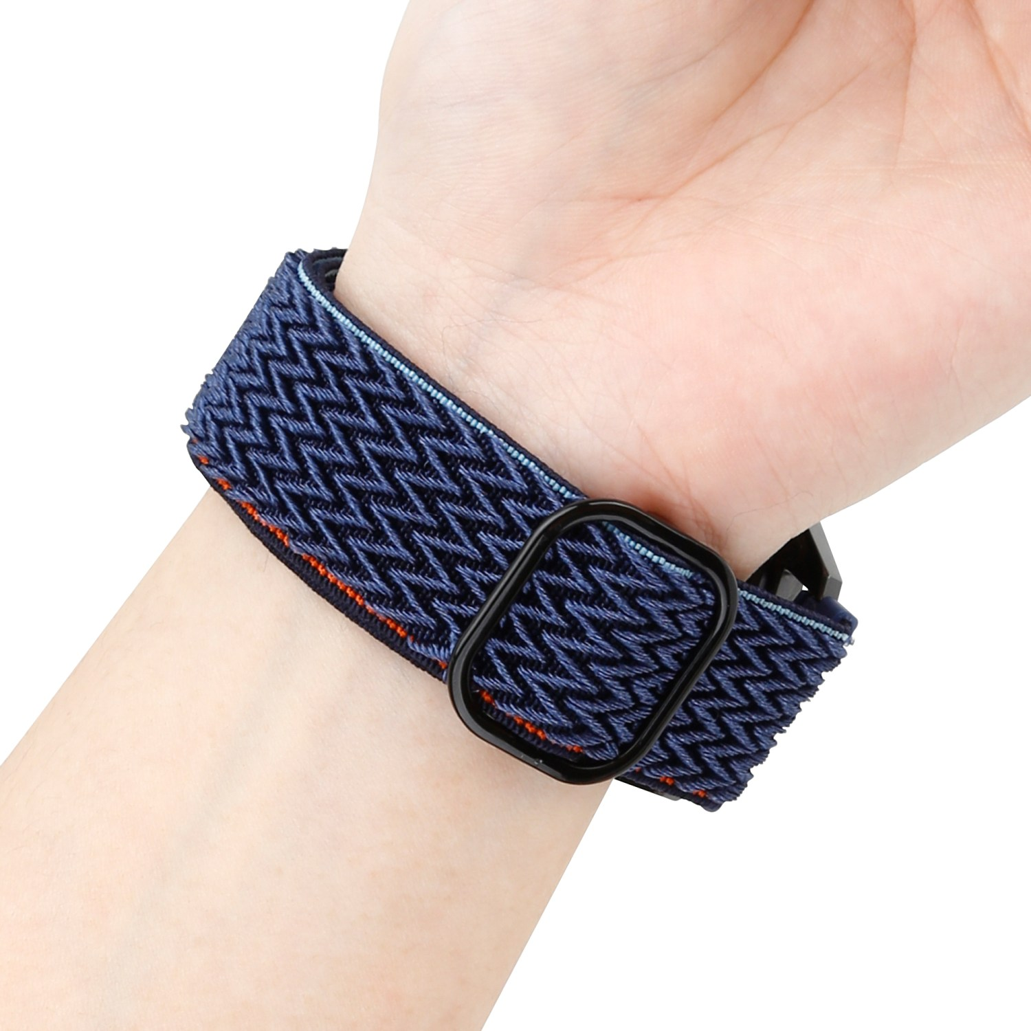 Ein blau-schwarzes gewebtes Armband wird an einem Handgelenk gezeigt. Das Band hat einen schwarzen Verschluss.