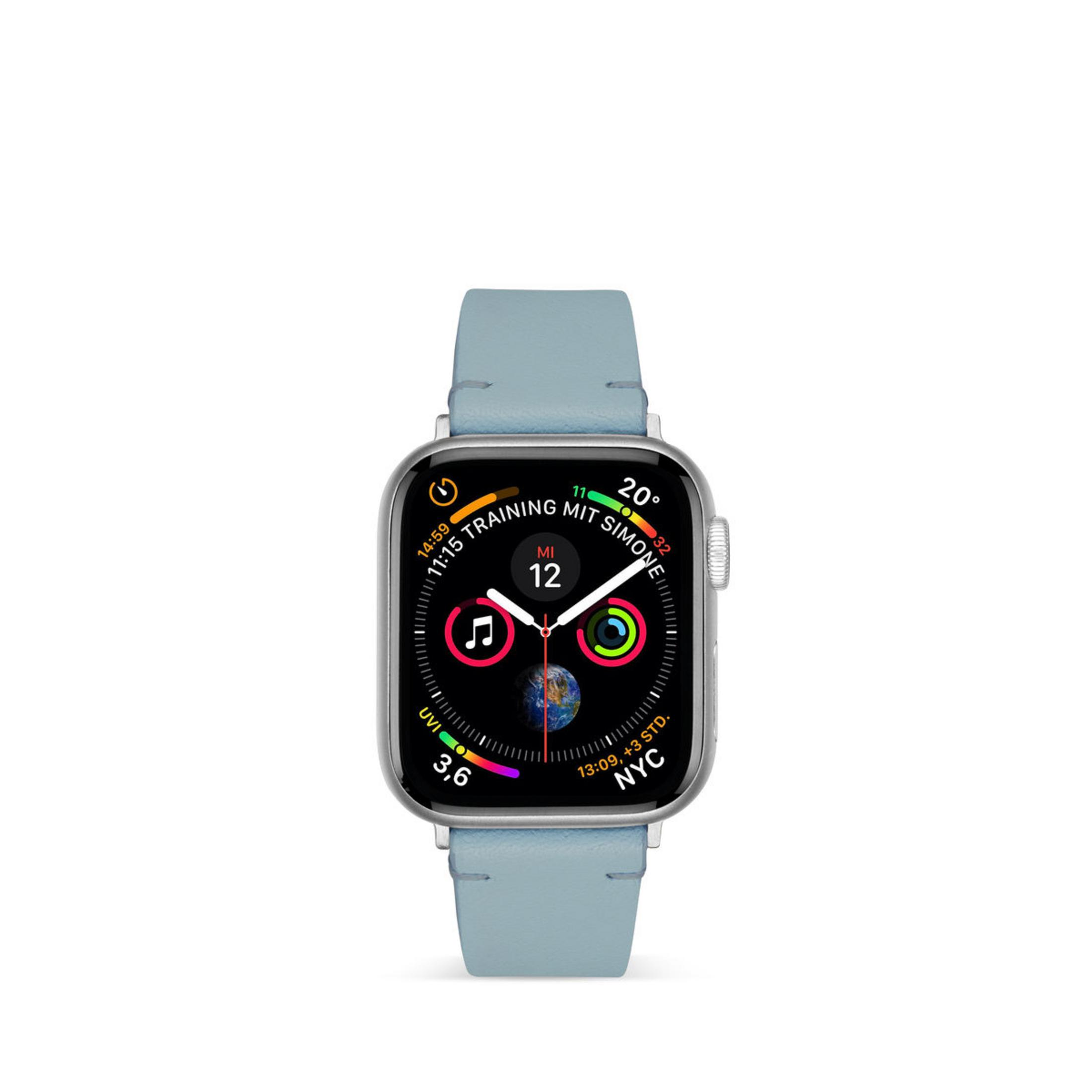 Silberne Smartwatch mit blauem Armband, zeigt Zeit und Gesundheitsdaten.