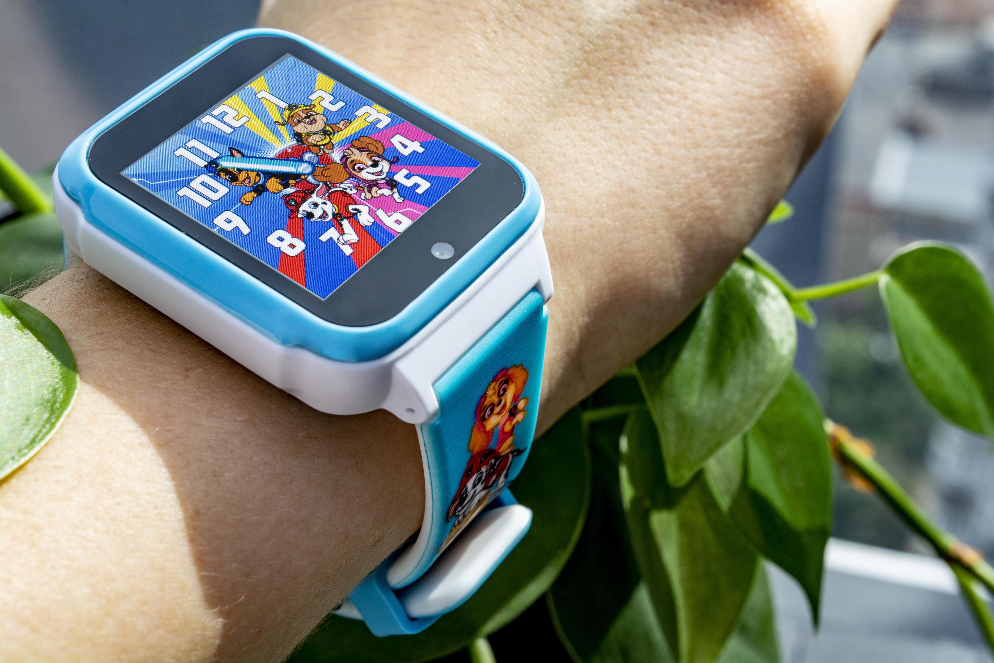 Orologio da polso per bambini con personaggi di Paw Patrol. Orologio blu e bianco su un polso.