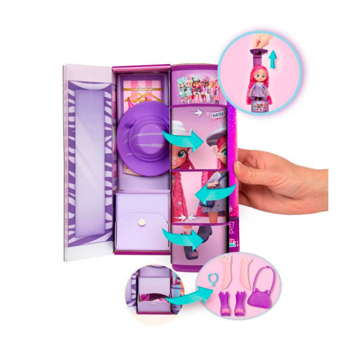 Ein Puppenspielset mit Zubehör. Es enthält eine Puppe, einen Hut, eine Tasche und andere Gegenstände. Es ist in einer Box.