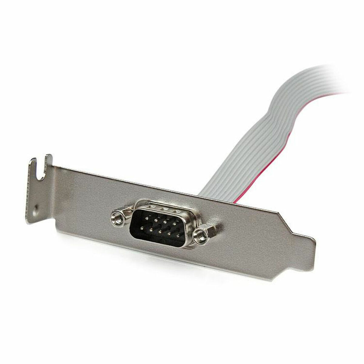 Ein silberner Computeranschluss mit einem schwarzen Stecker, der an einem grauen Flachbandkabel auf weißem Hintergrund befestigt ist.