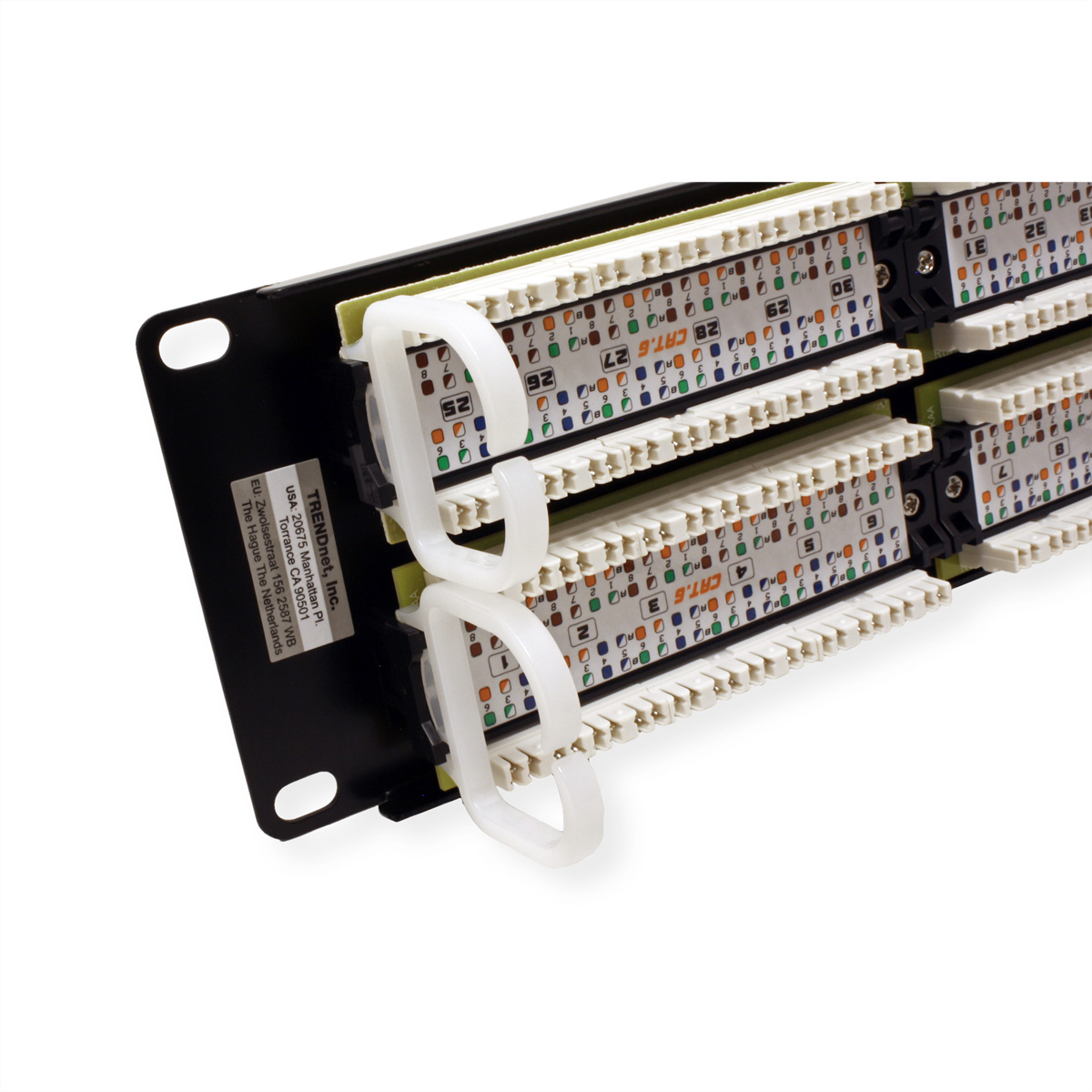 Netzwerk-Patchpanel mit mehreren Anschlüssen und weißen Kabelmanagementringen.
