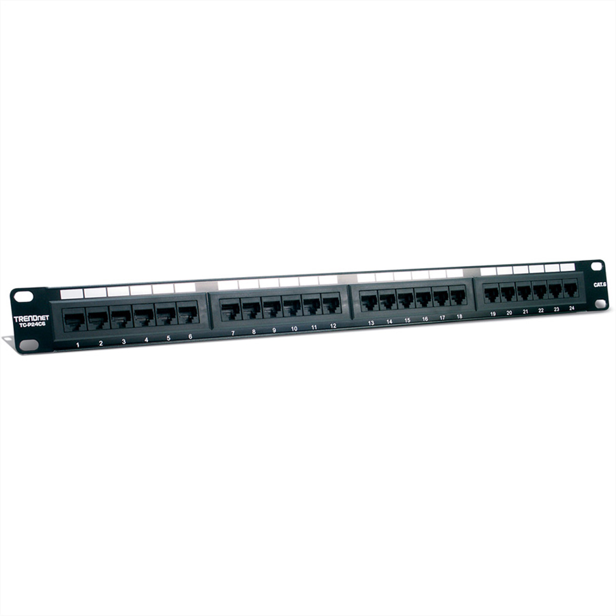 Ein schwarzes Patchpanel mit nummerierten Anschlüssen und dem Markennamen TRENET.