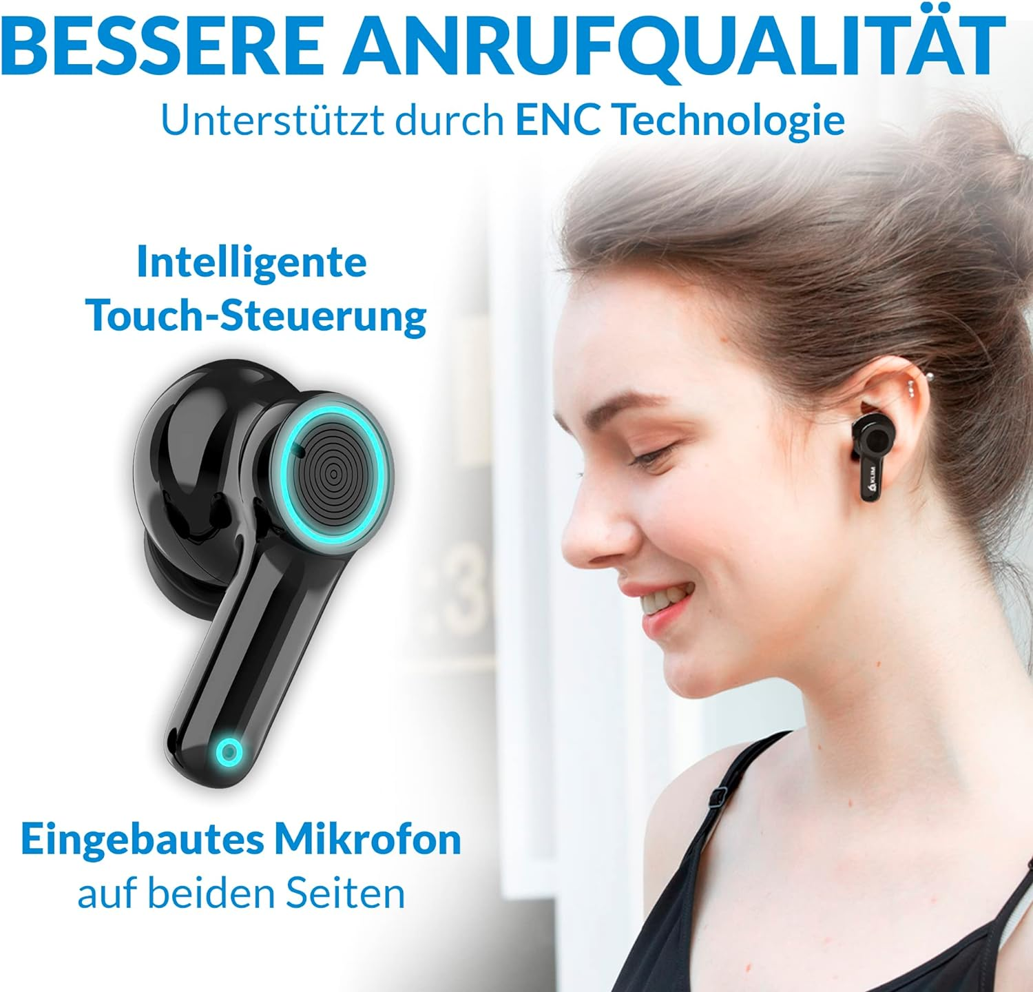Eine Frau mit schwarzen Ohrhörern. Die Ohrhörer haben ein schwarz-blaues Design.
