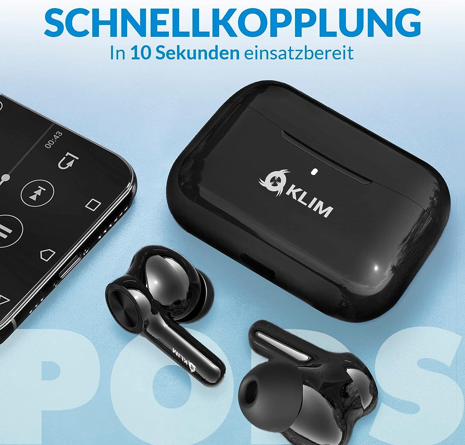 Schwarzes Klim Klim Pods Ladecase mit Ohrhörern. Ein Telefon, das Mediensteuerungen anzeigt, befindet sich links.