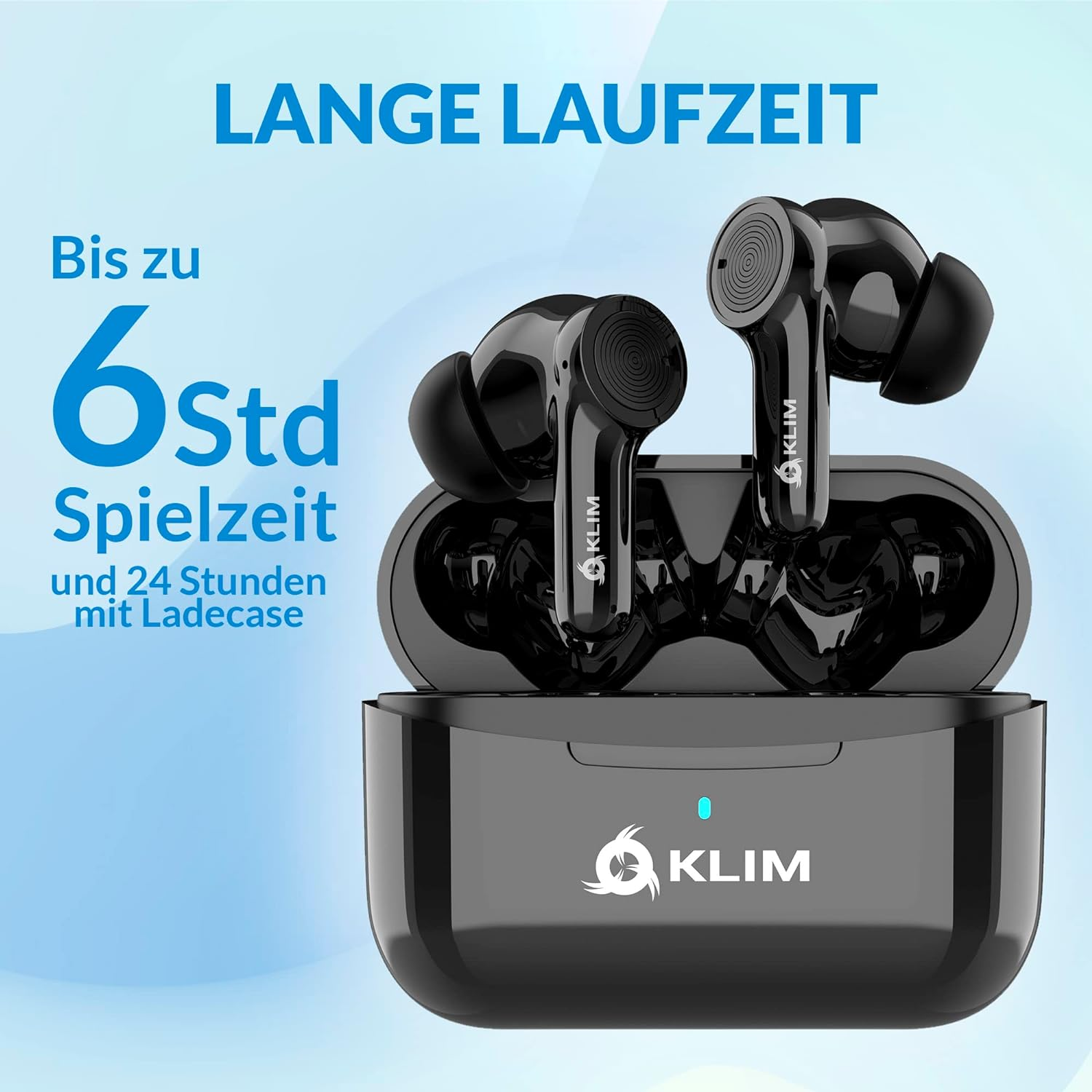 Schwarze kabellose Ohrhörer in einem Ladeetui. Text und Logo sichtbar. Schwarzer Hintergrund.