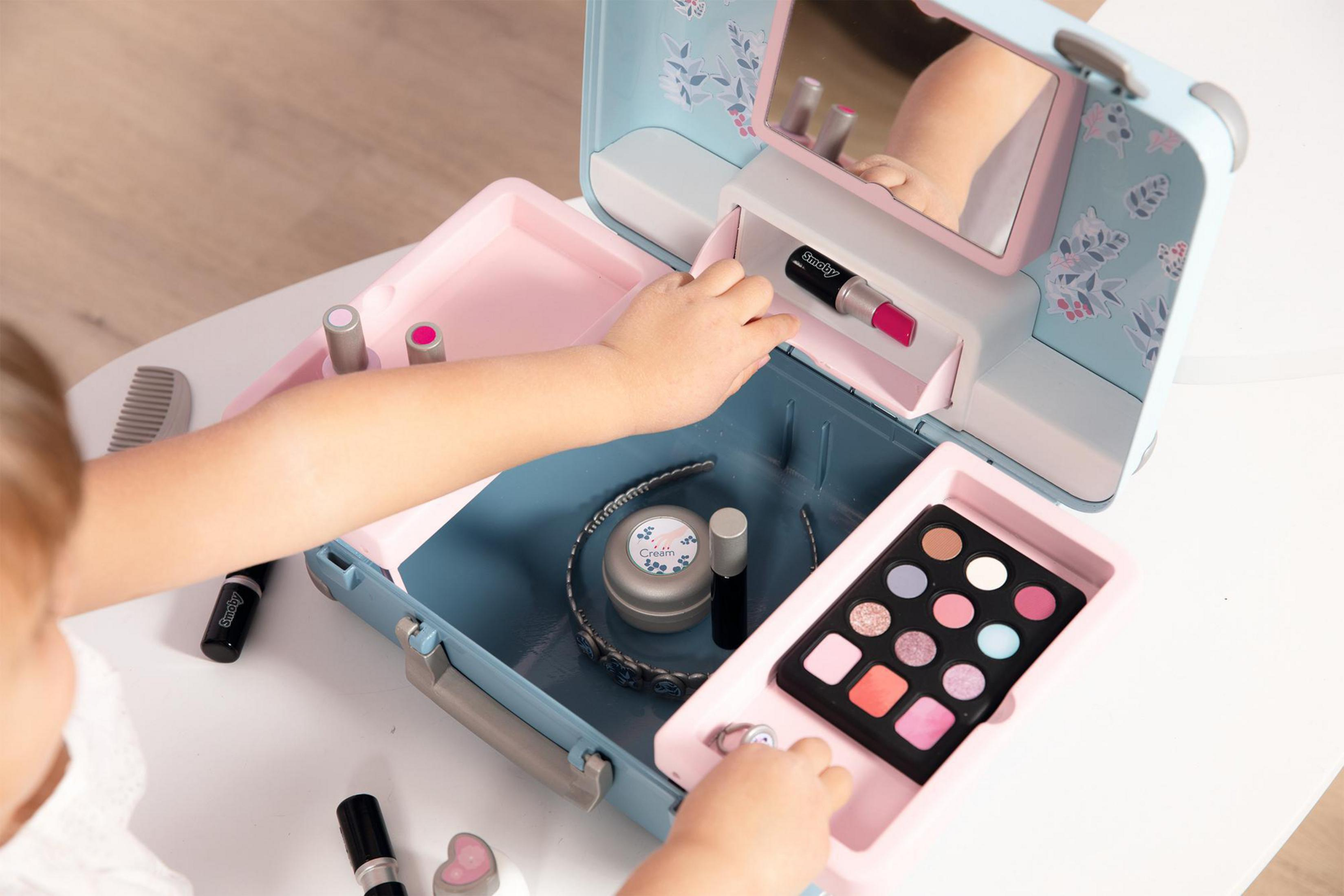 Ein Make-up-Set mit offenem Koffer, einschließlich Lippenstift, Lidschatten und anderen Kosmetikartikeln.