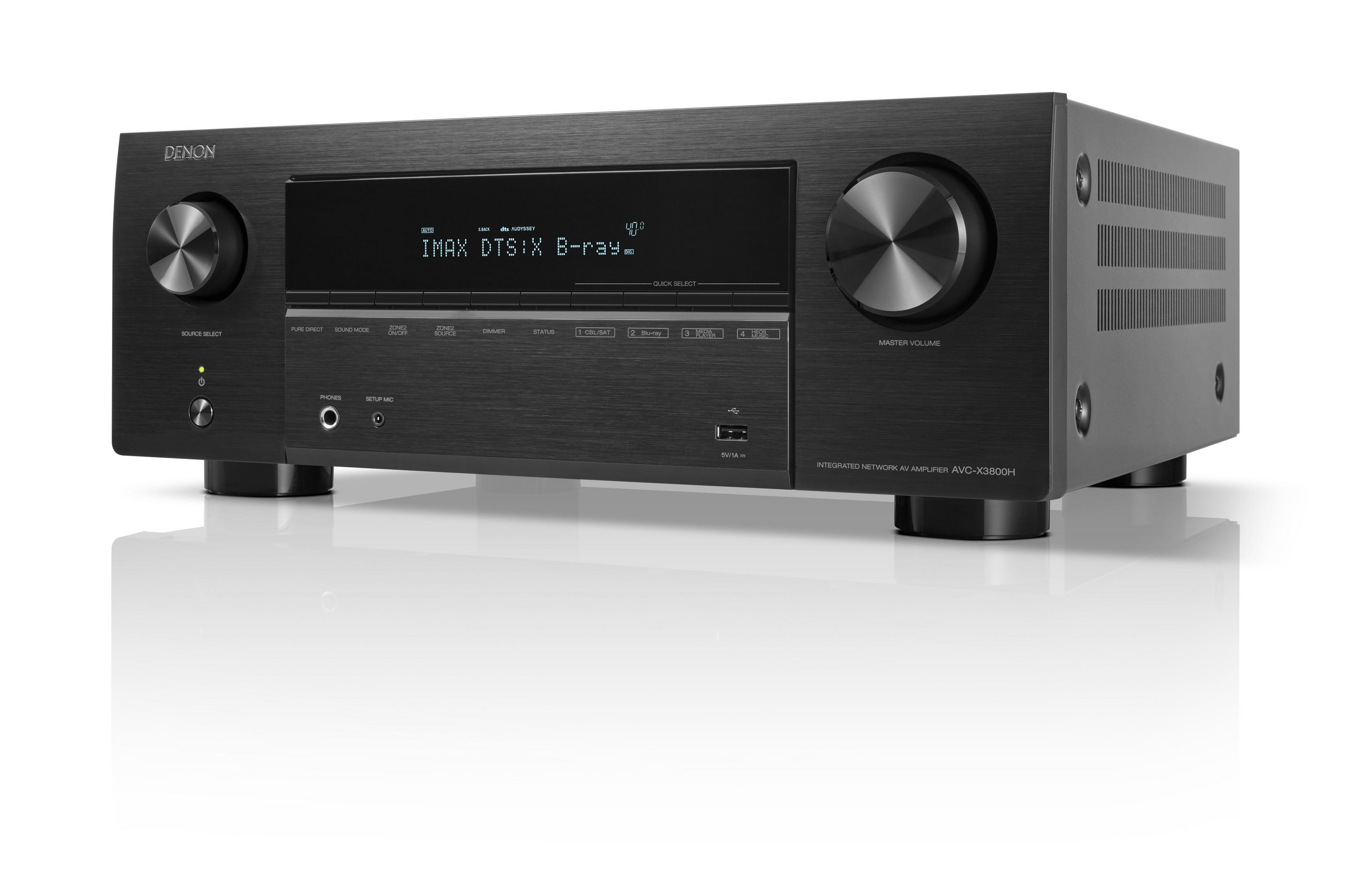 Ein schwarzer Denon AV-Receiver auf weißem Hintergrund. Er hat ein Display und mehrere Knöpfe und Drehregler.
