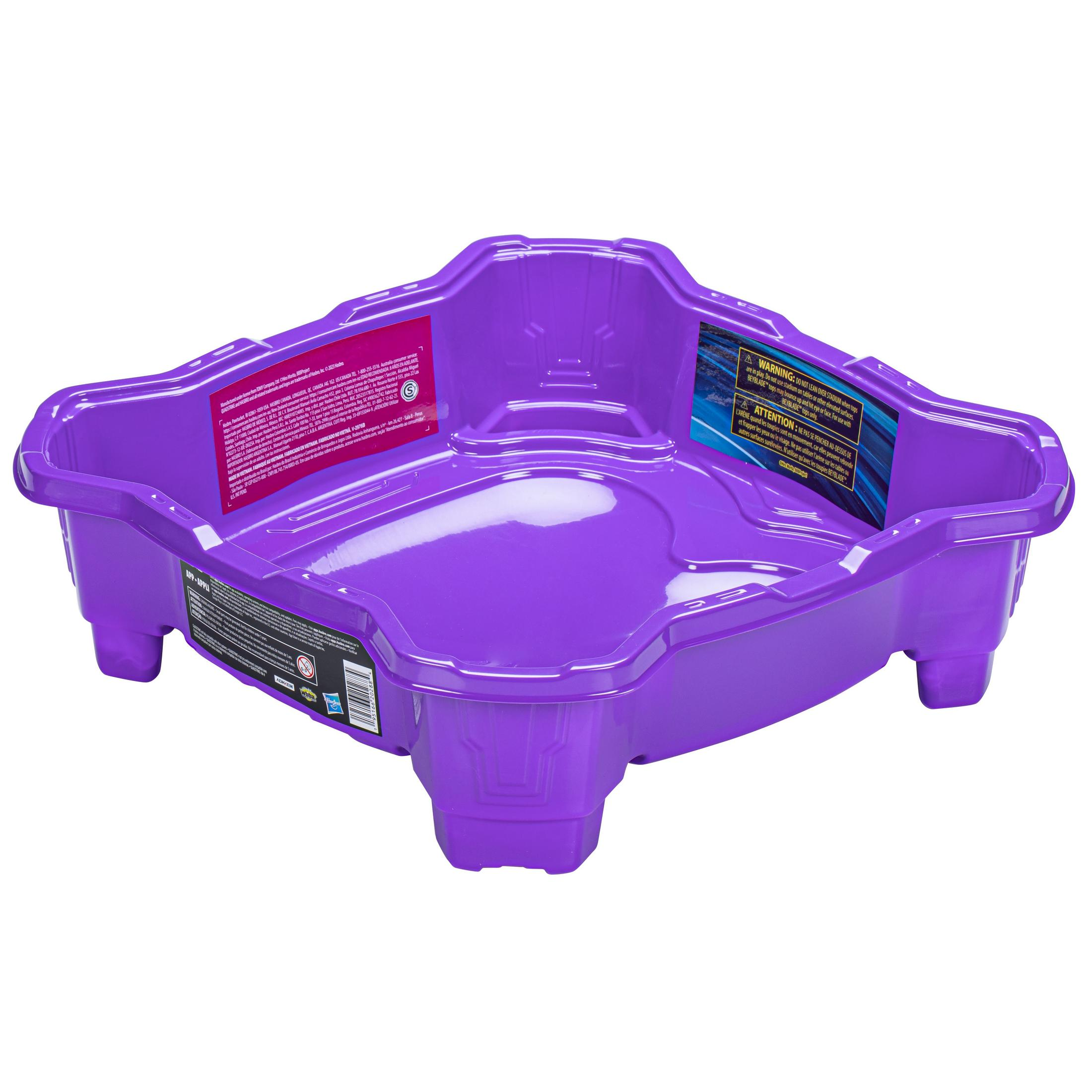 Arena Beyblade morada, forma cuadrada. Texto negro sobre ella. Fondo blanco.