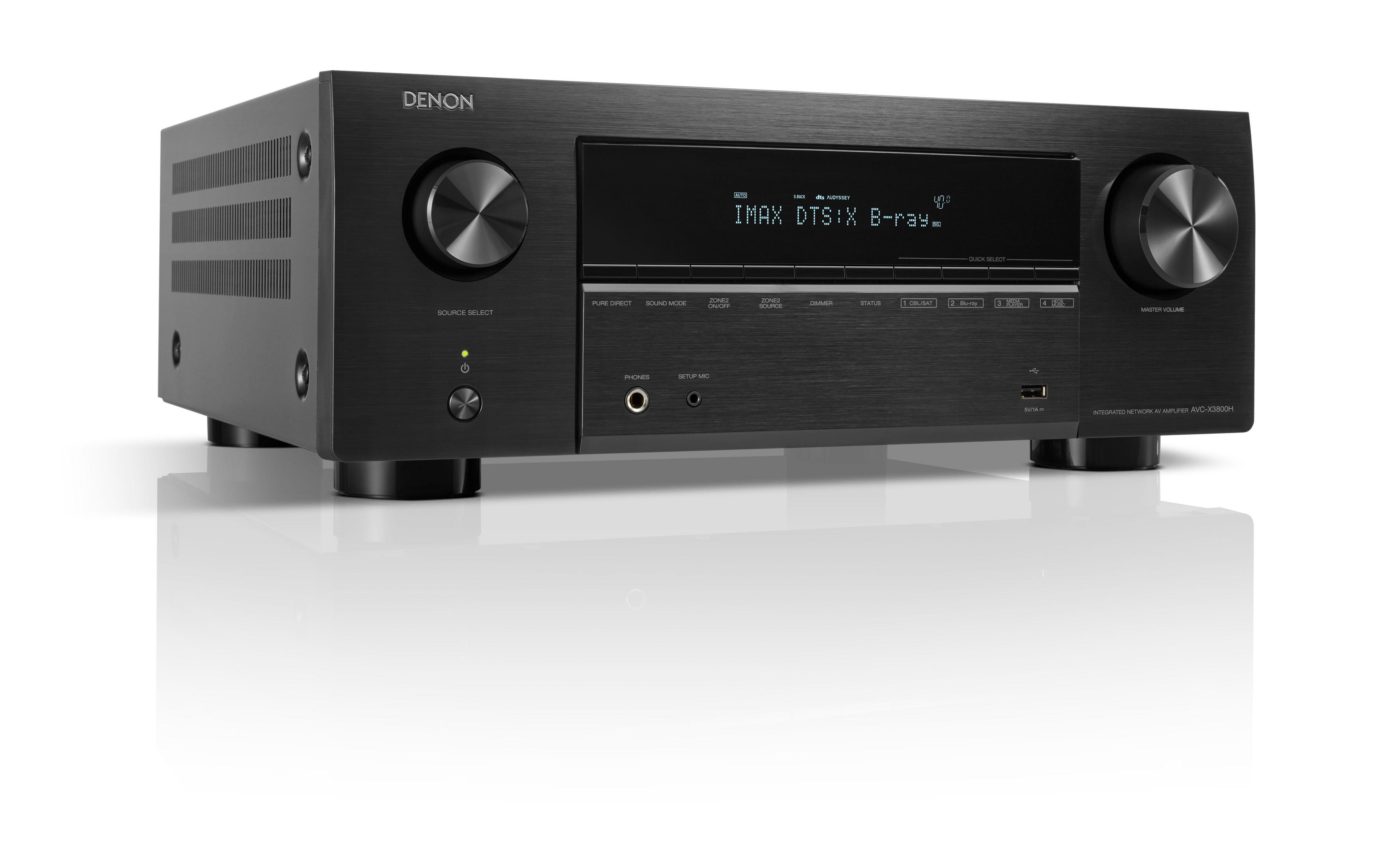 Schwarzer Denon Audio-Receiver mit Knöpfen und Bildschirm auf weißem Hintergrund.