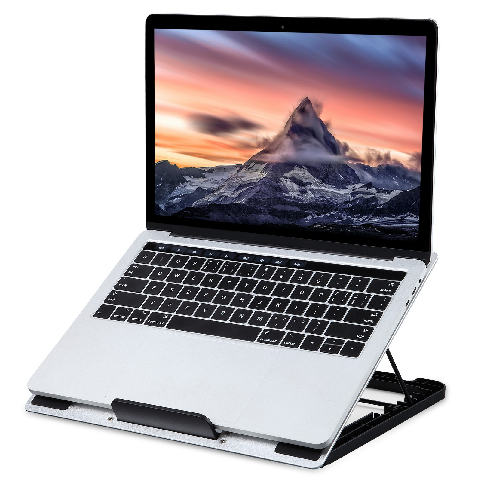 Ein Laptop auf einem Ständer, der eine Bergszene anzeigt, vor einem weißen Hintergrund.