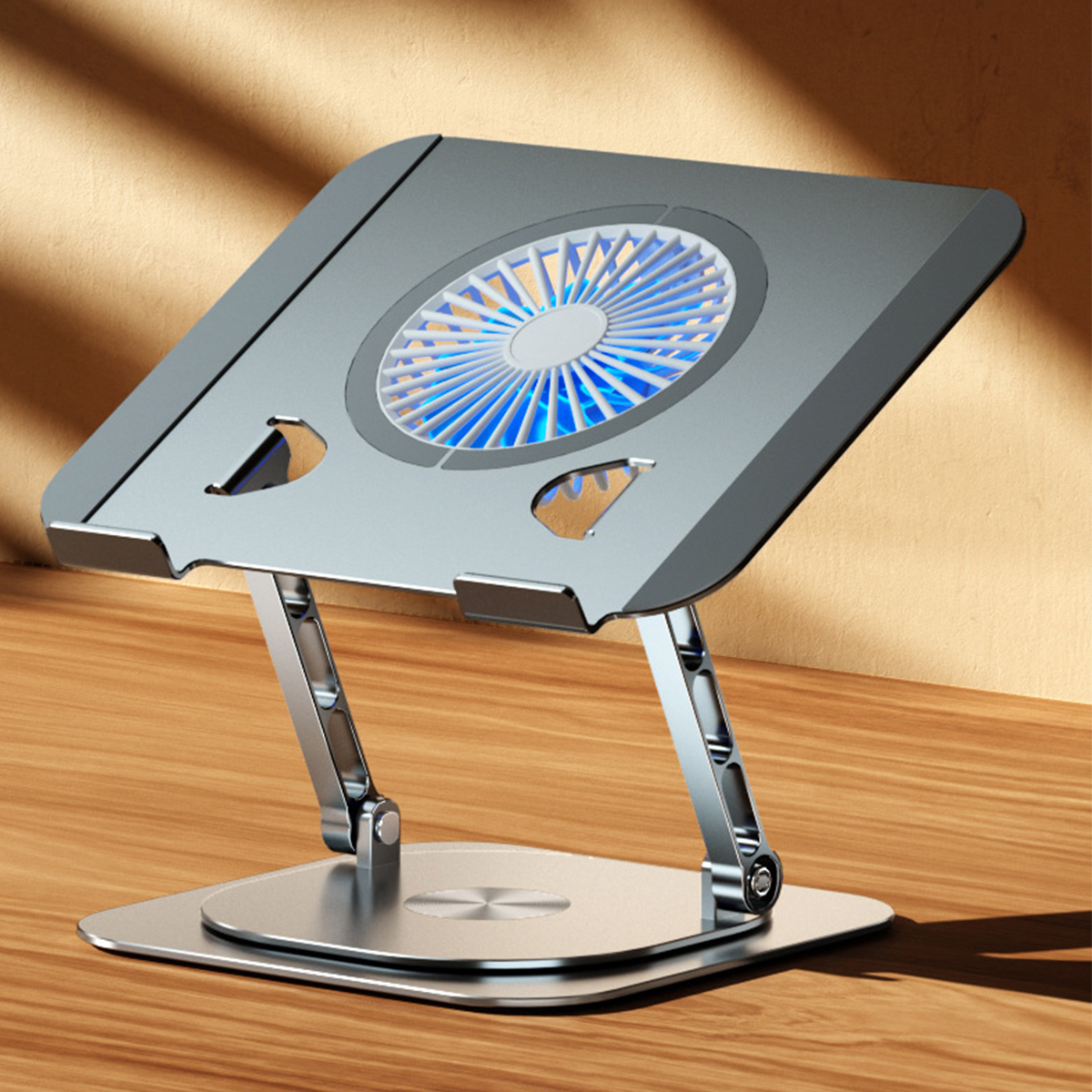 Laptop-Ständer mit Lüfter auf einem Holztisch.