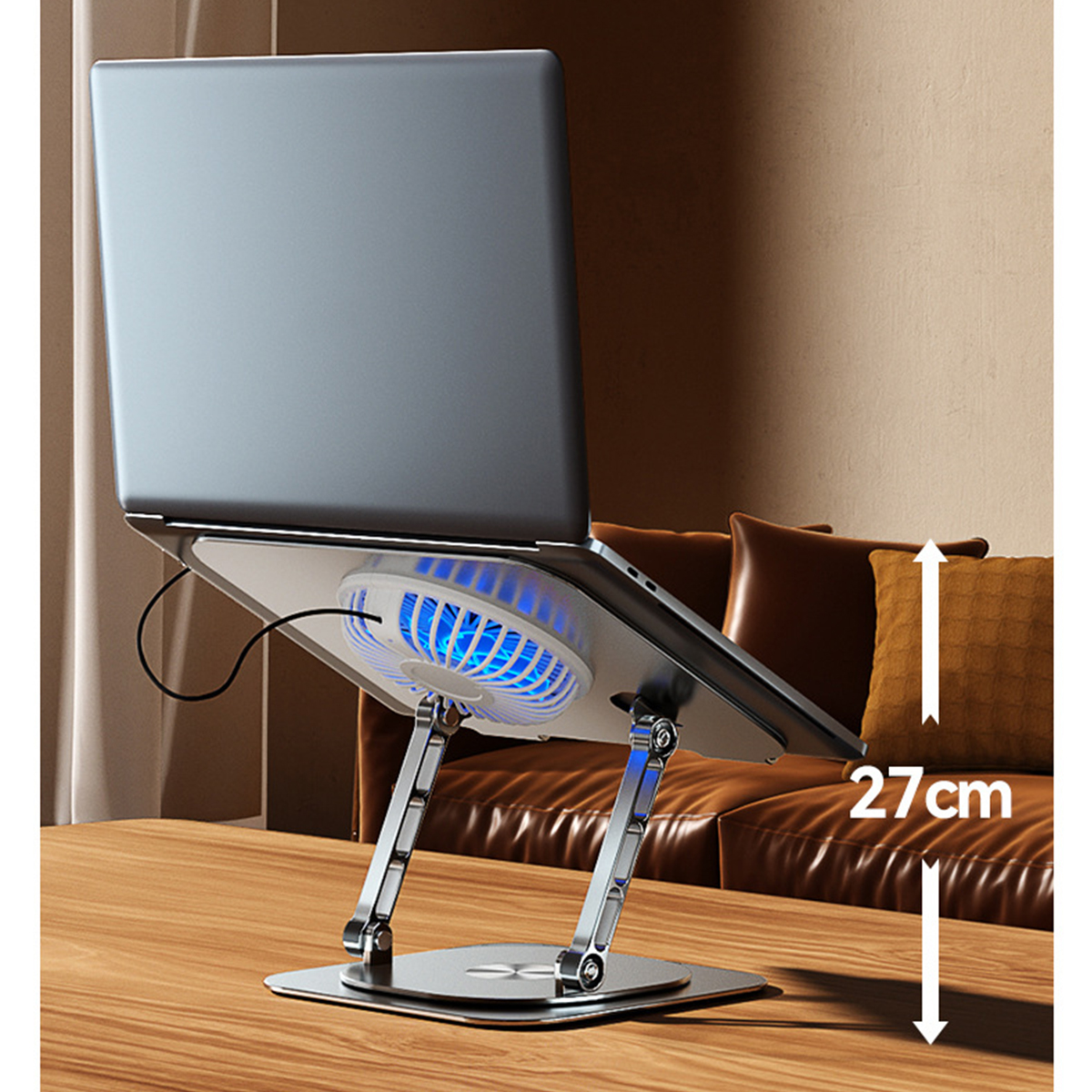 Laptop auf Ständer, Kühlventilator sichtbar, auf Tisch.