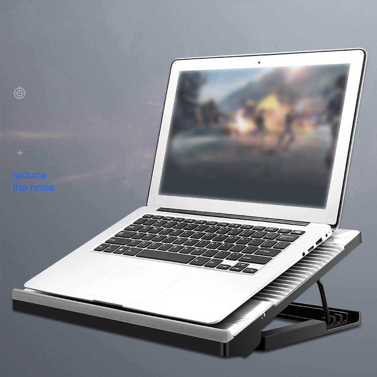 Ein Laptop steht auf einem Kühlpad.